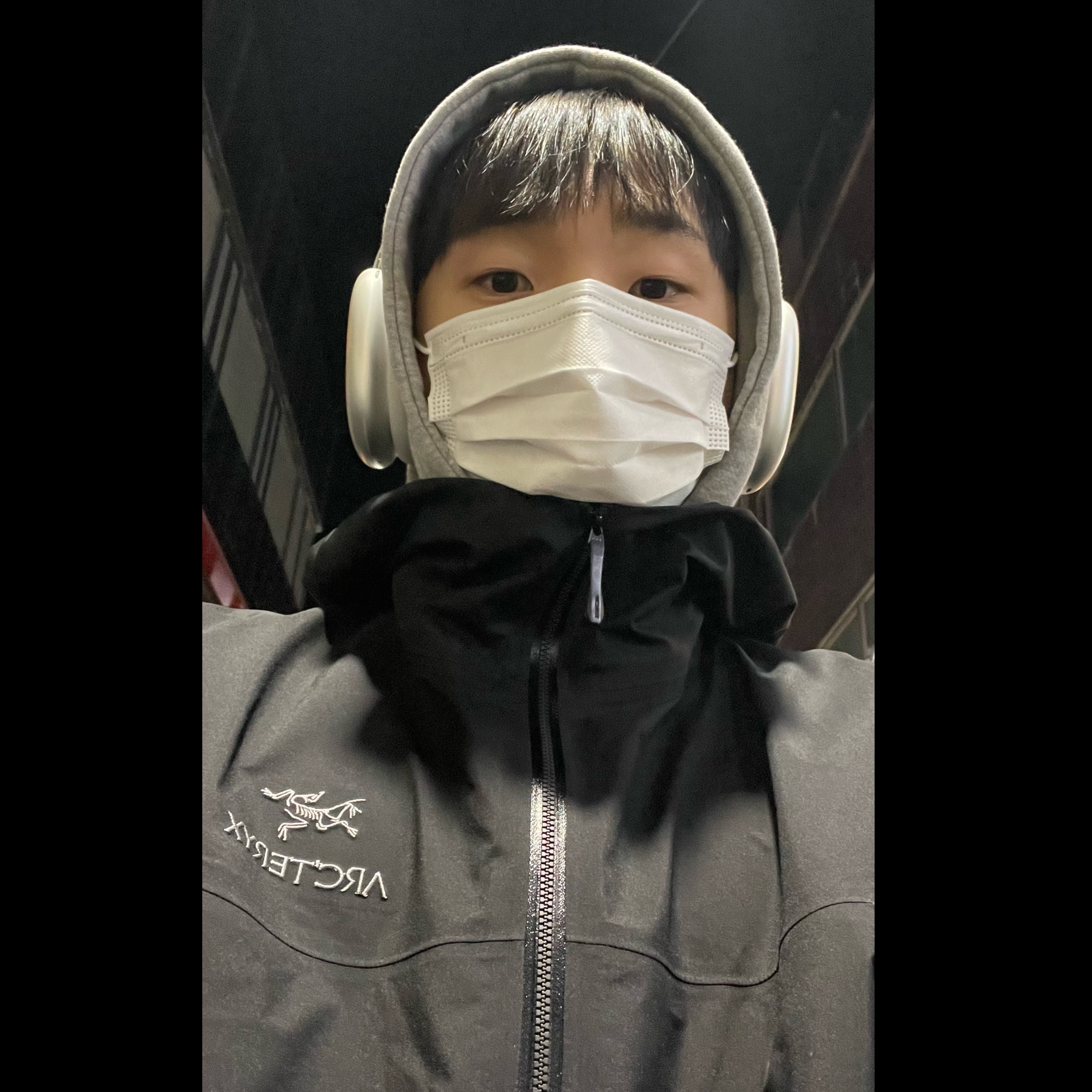 Arc'teryx Beta Jacket Black, Apple AirPods Max Lightning Silver (Korean Ver.) 착용 스타일