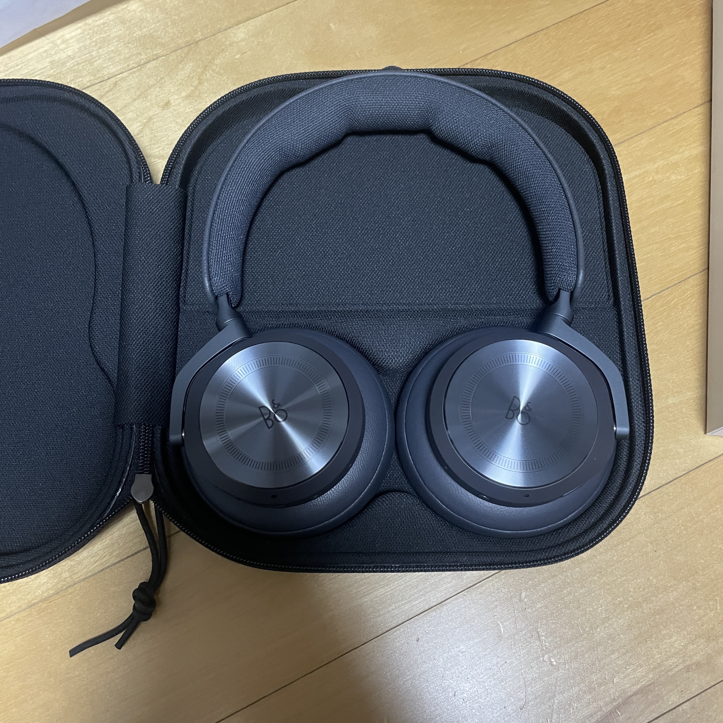 Bang & Olufsen Beoplay HX Black Anthracite (Korean Ver.) 착용 스타일 - 2