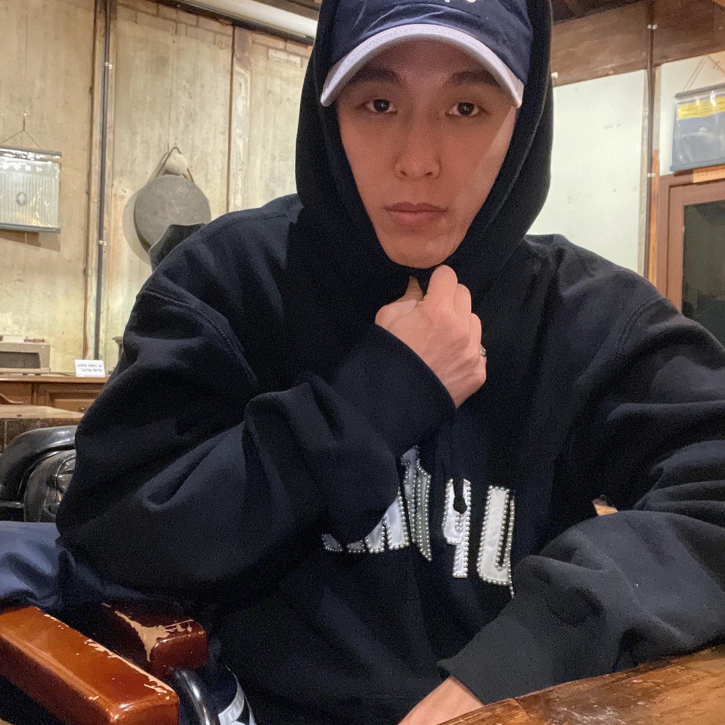 Supreme Pearl Logo Hooded Sweatshirt Black - 21FW, Supreme Waxed Cotton Camp Cap Navy - 21FW 착용 스타일 - 2
