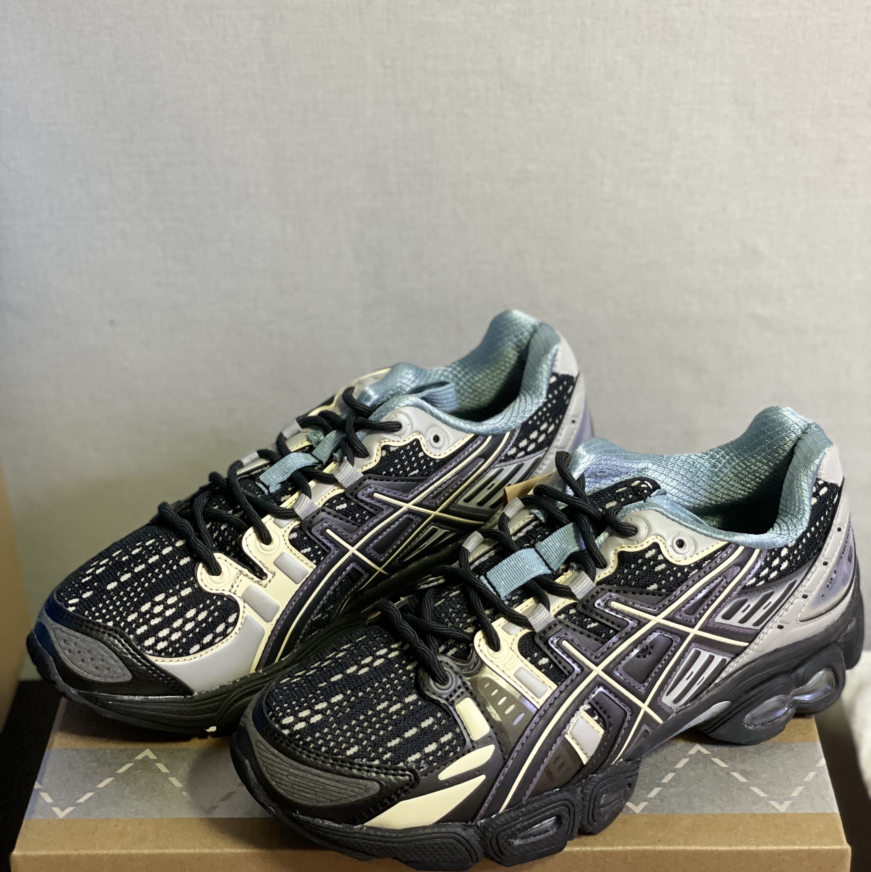 Asics UB5-S Gel-Nimbus 9 Black Gunmetal 착용 스타일 - 1