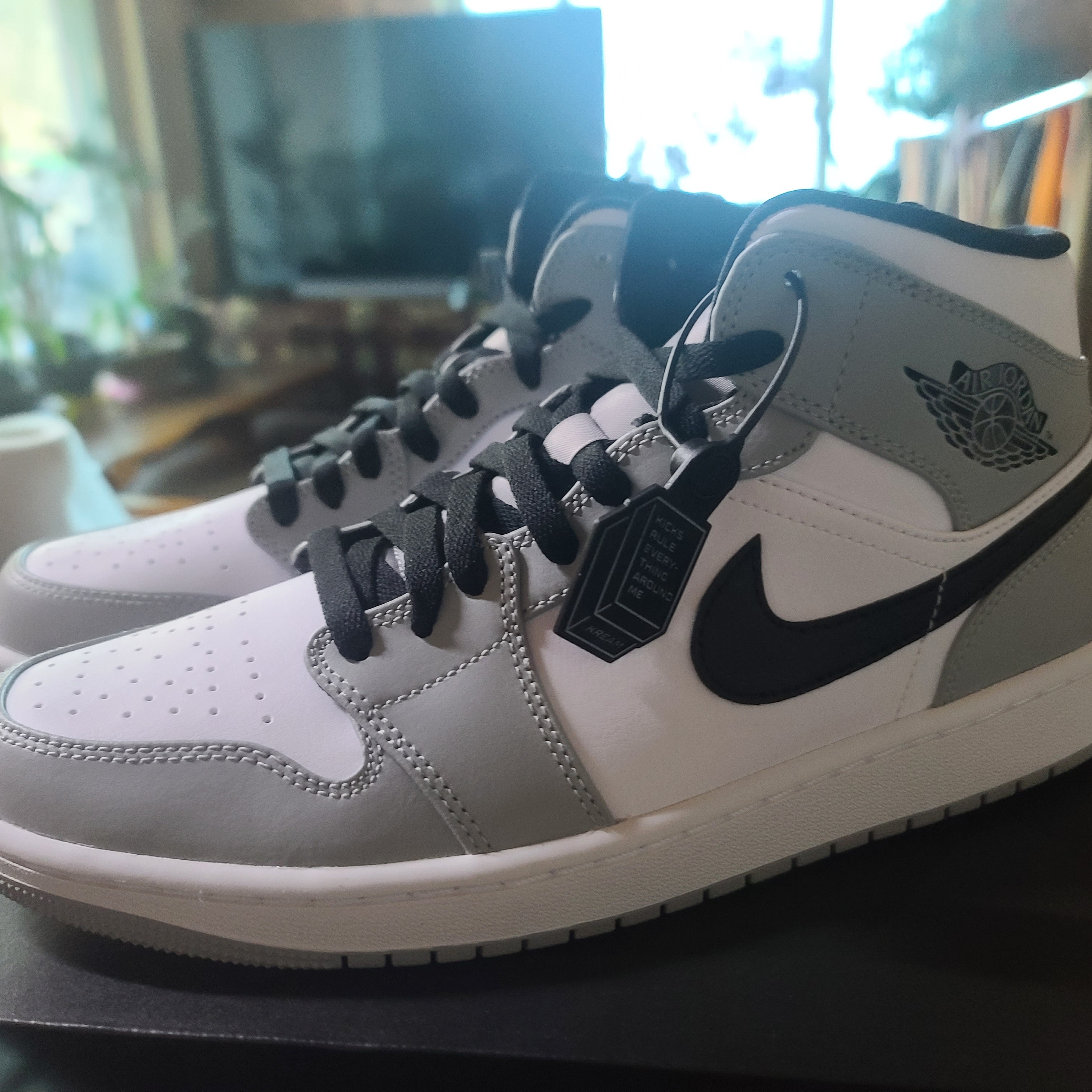 Jordan 1 Mid Light Smoke Grey 착용 스타일 - 3