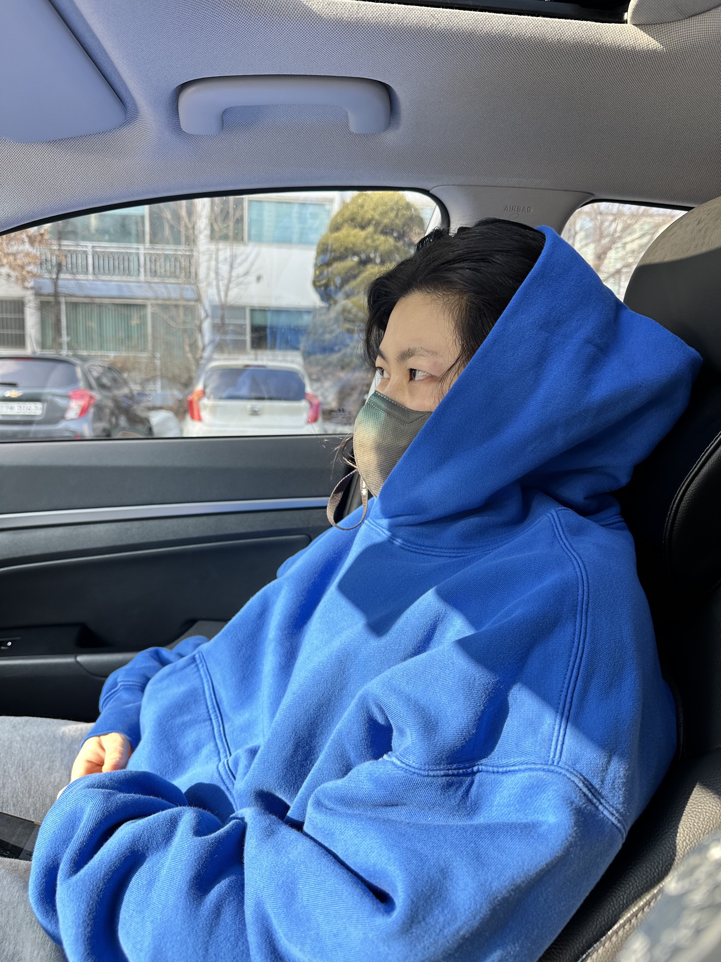 Yeezy Gap Hoodie Blue 착용 스타일