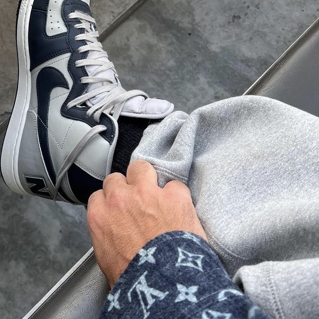 Nike Terminator High Granite and Dark Obsidian 착용 스타일