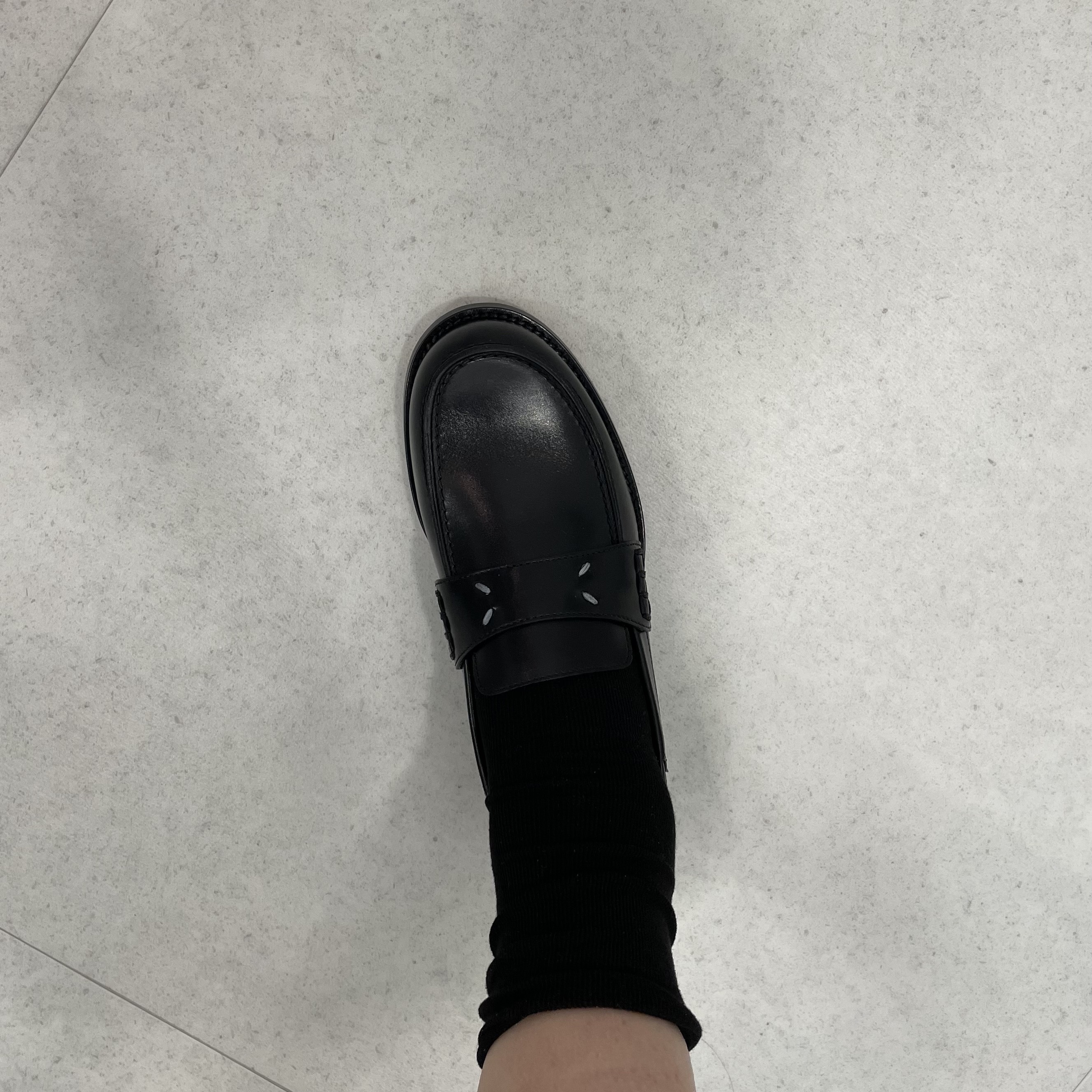 (W) Maison Margiela Camden Loafers Black 착용 스타일