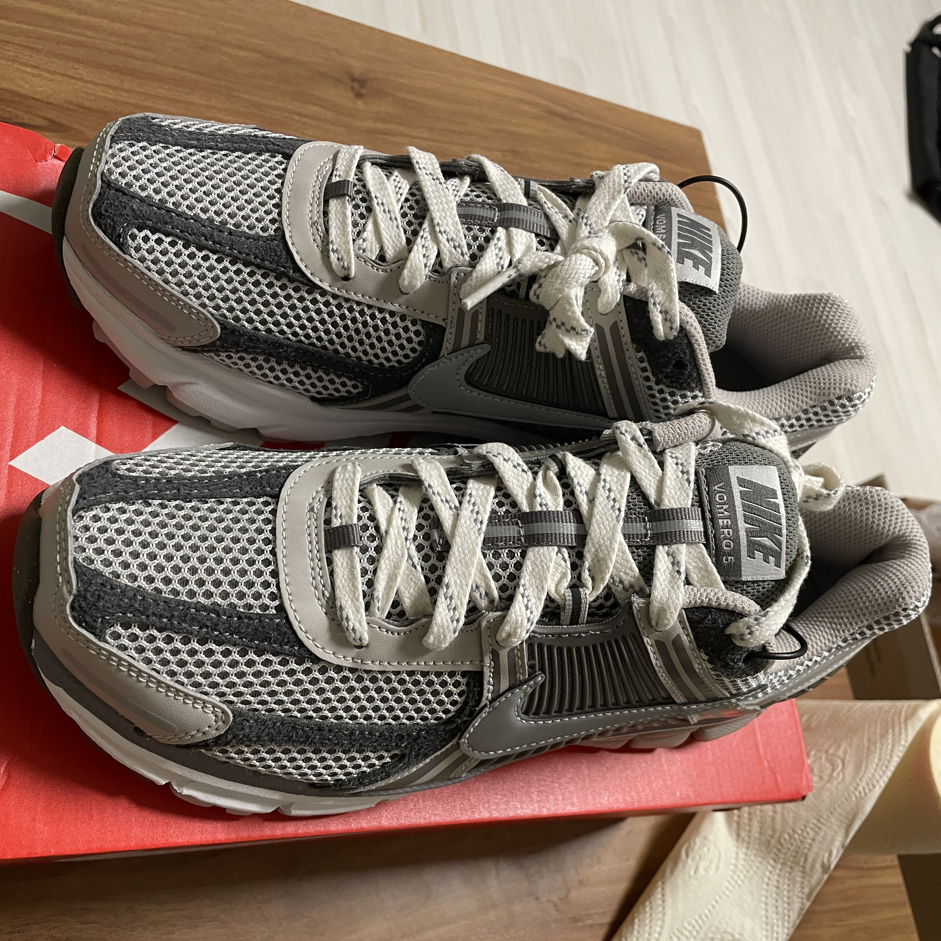 Nike Zoom Vomero 5 PRM Light Iron Ore and Flat Fewter 착용 스타일 - 1