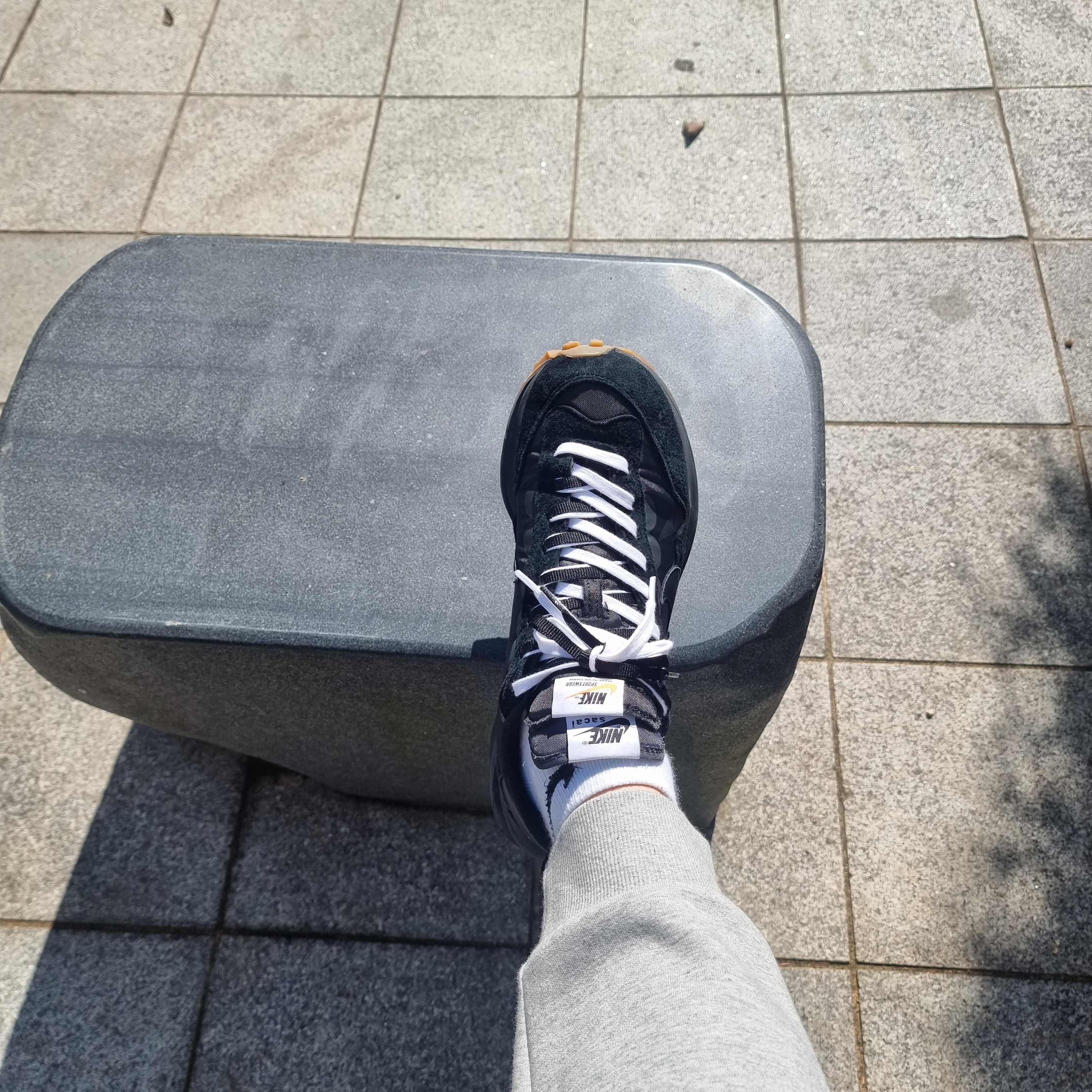 Nike x Sacai VaporWaffle Black and Gum 착용 스타일