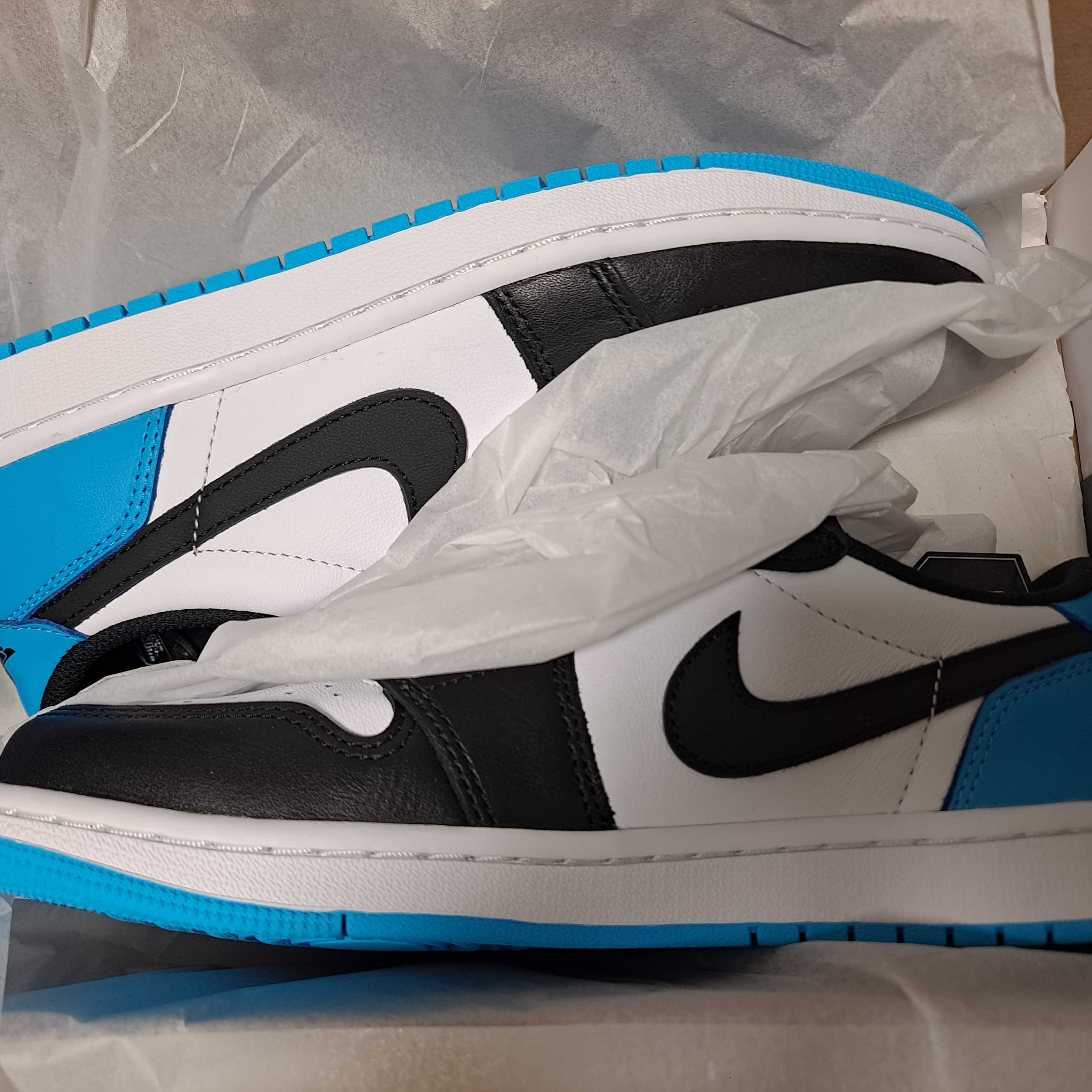Jordan 1 Retro Low OG Black and Dark Powder Blue 착용 스타일