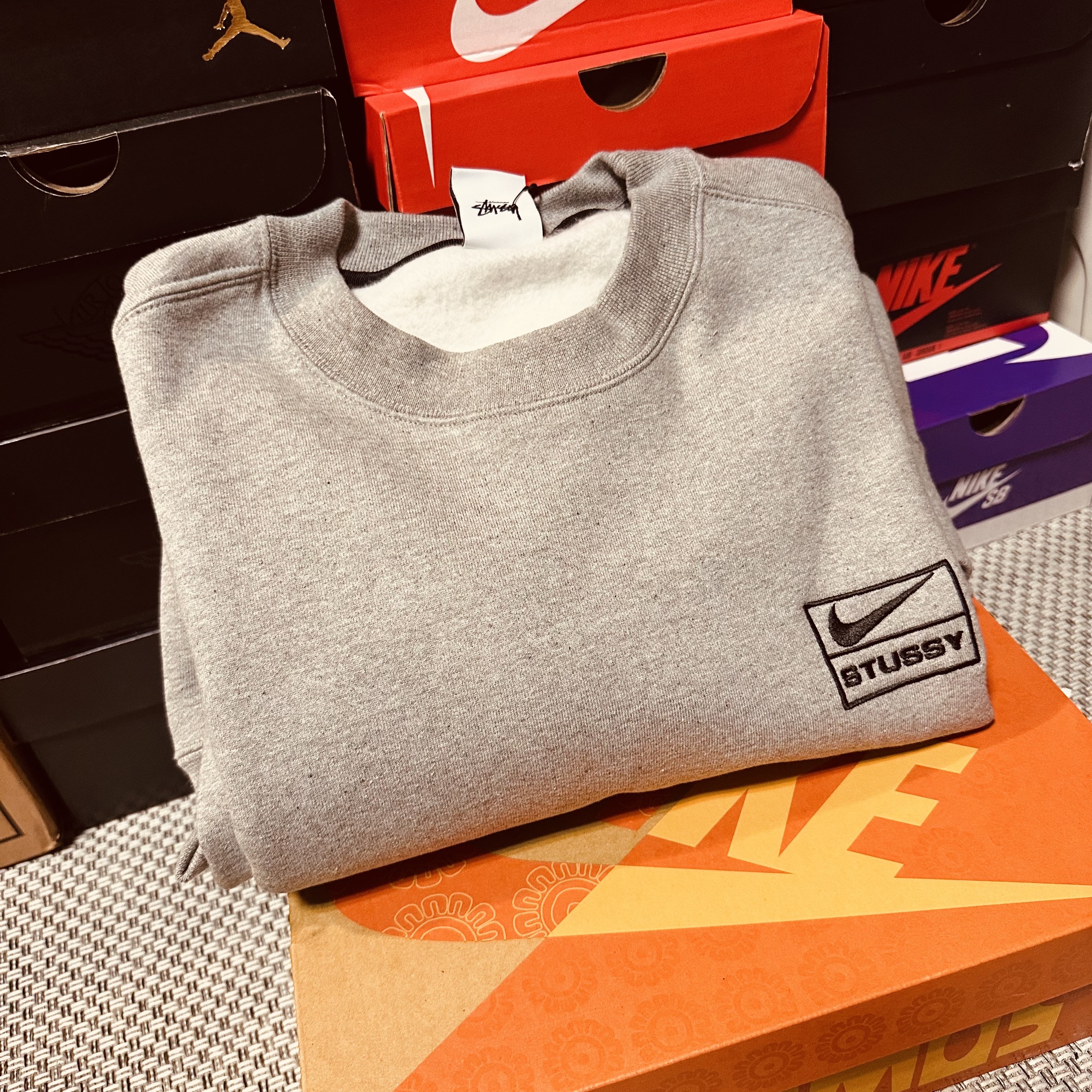 Nike x Stussy NRG Fleece Crewneck Dark Grey Heather (DO9337-063) 착용 스타일 - 2