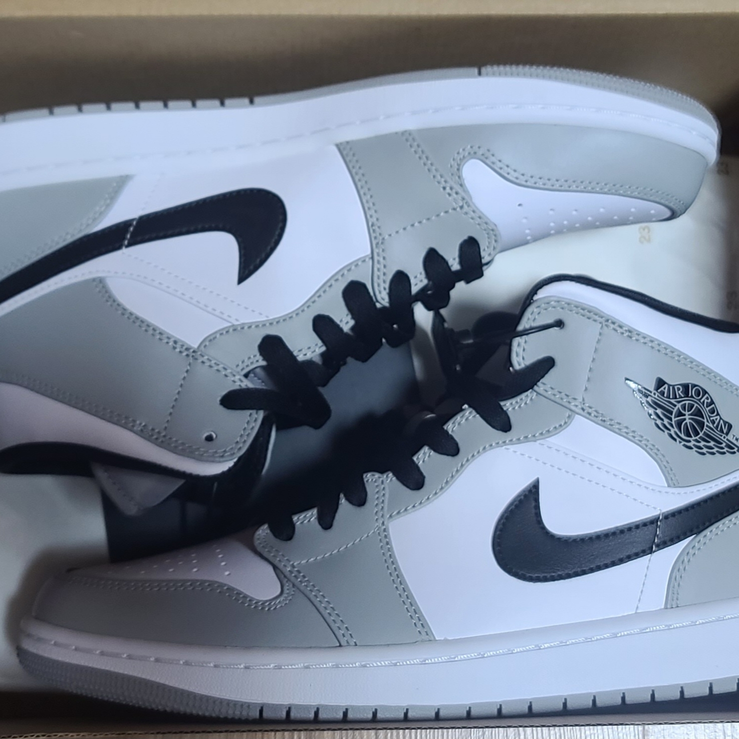 Jordan 1 Mid Light Smoke Grey 착용 스타일 - 1