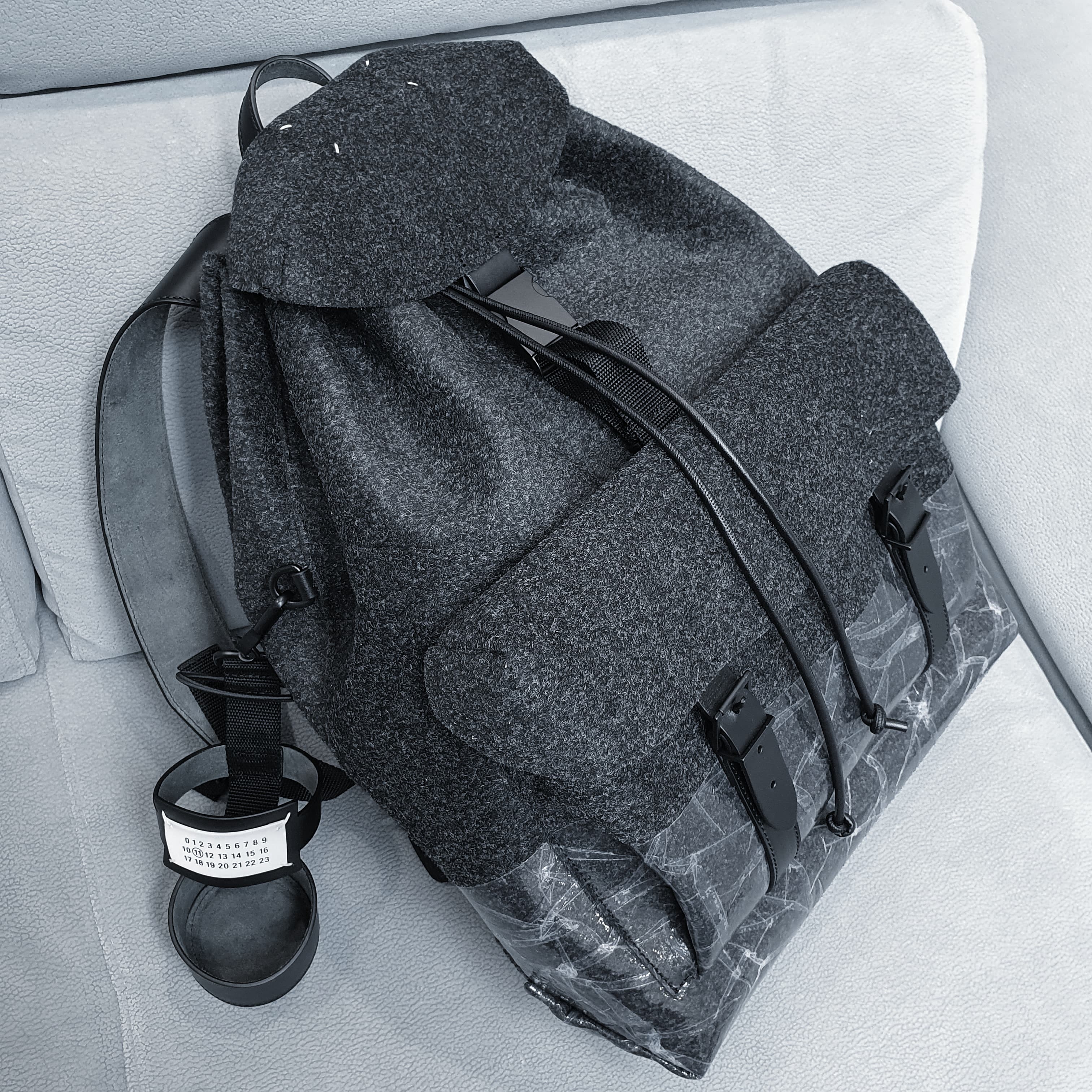 Maison Margiela 5AC Bucket Bag Black 착용 스타일 - 2