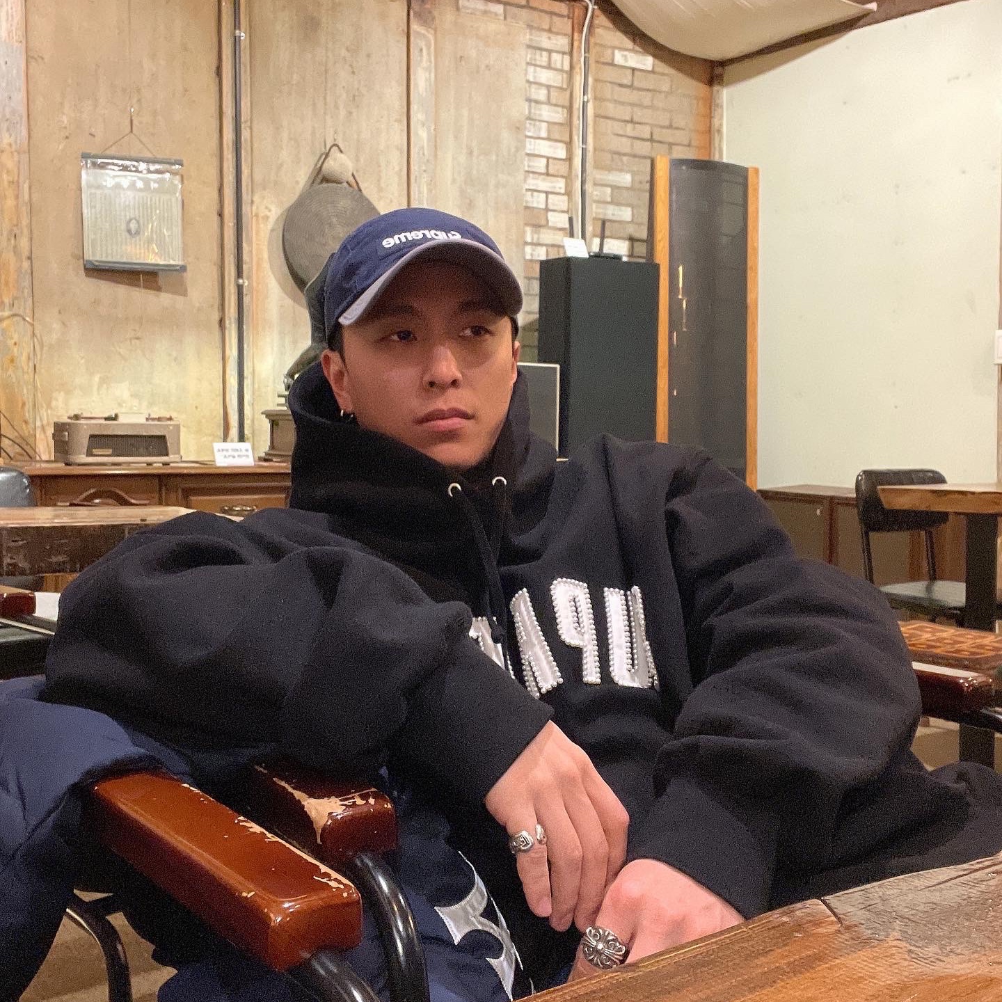 Supreme Pearl Logo Hooded Sweatshirt Black - 21FW, Supreme Waxed Cotton Camp Cap Navy - 21FW 착용 스타일 - 4