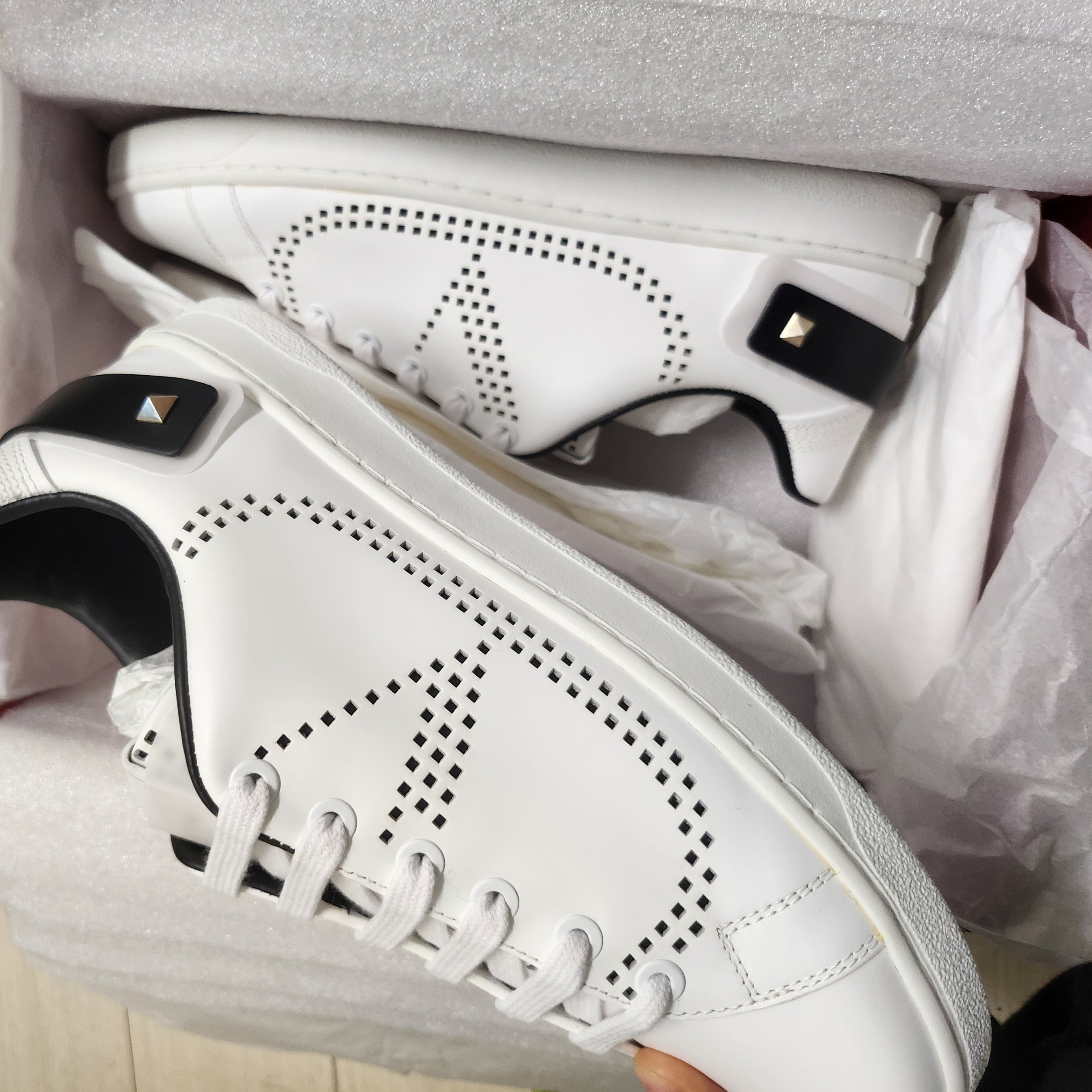 (W) Valentino Vlogo Backnet Leather Sneakers White Black 2020 착용 스타일