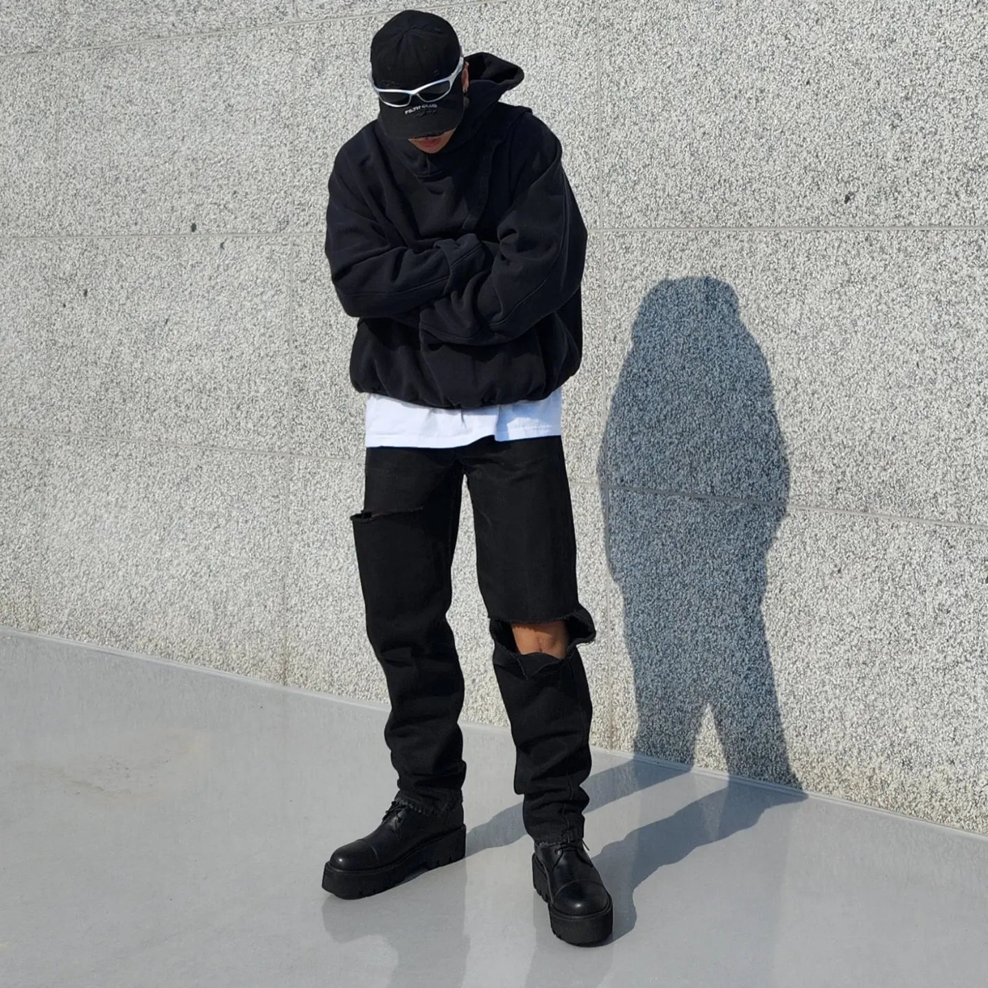 Nonnod x Shinsegae BAYC #8446 2-Piece Cropped Hoodie Washed Black, Stussy World Tour LS T-Shirt White 착용 스타일 - 2