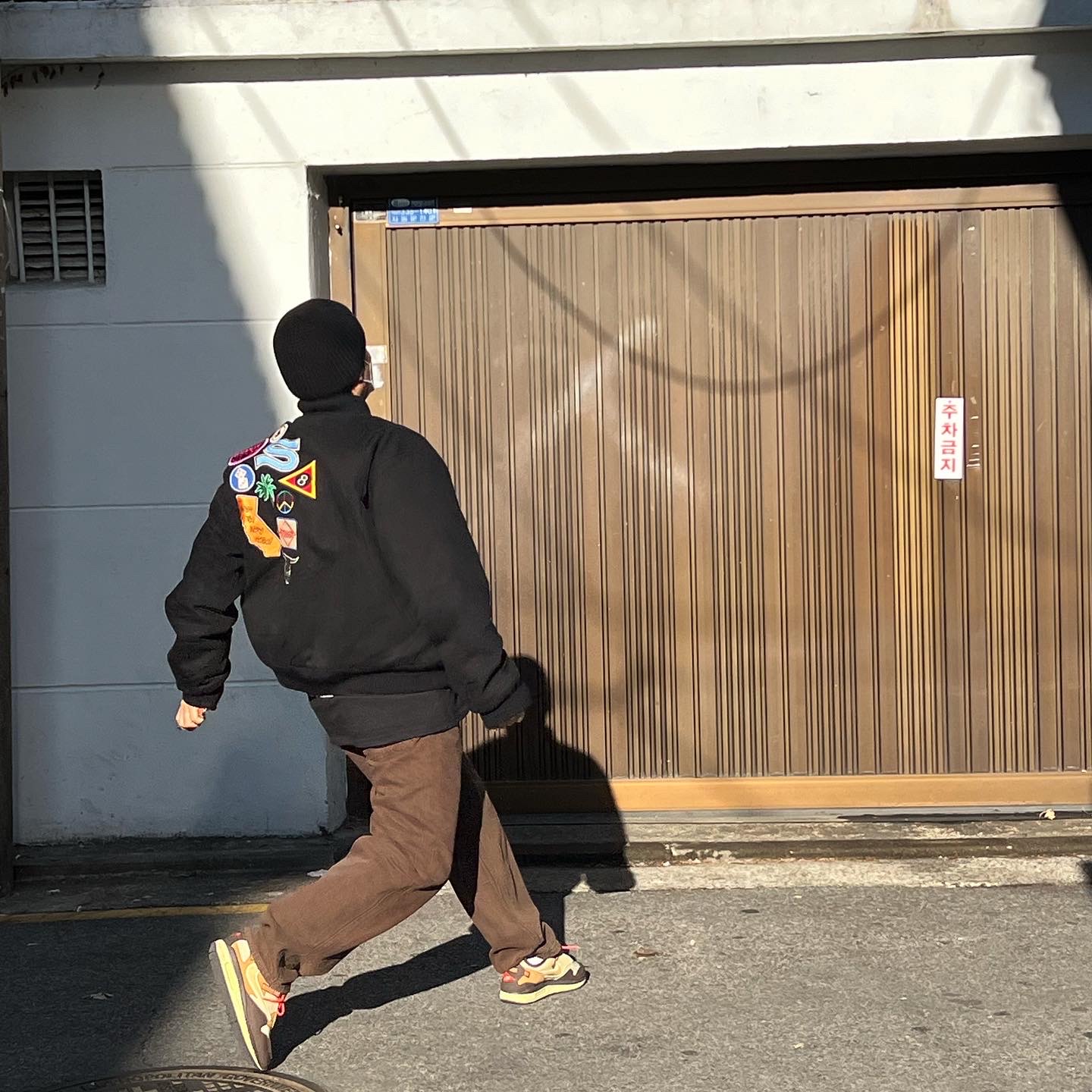 Nike x Travis Scott Air Max 1 Cact.us Brown, Stussy Souvenir Stadium Bomber Black 착용 스타일 - 2