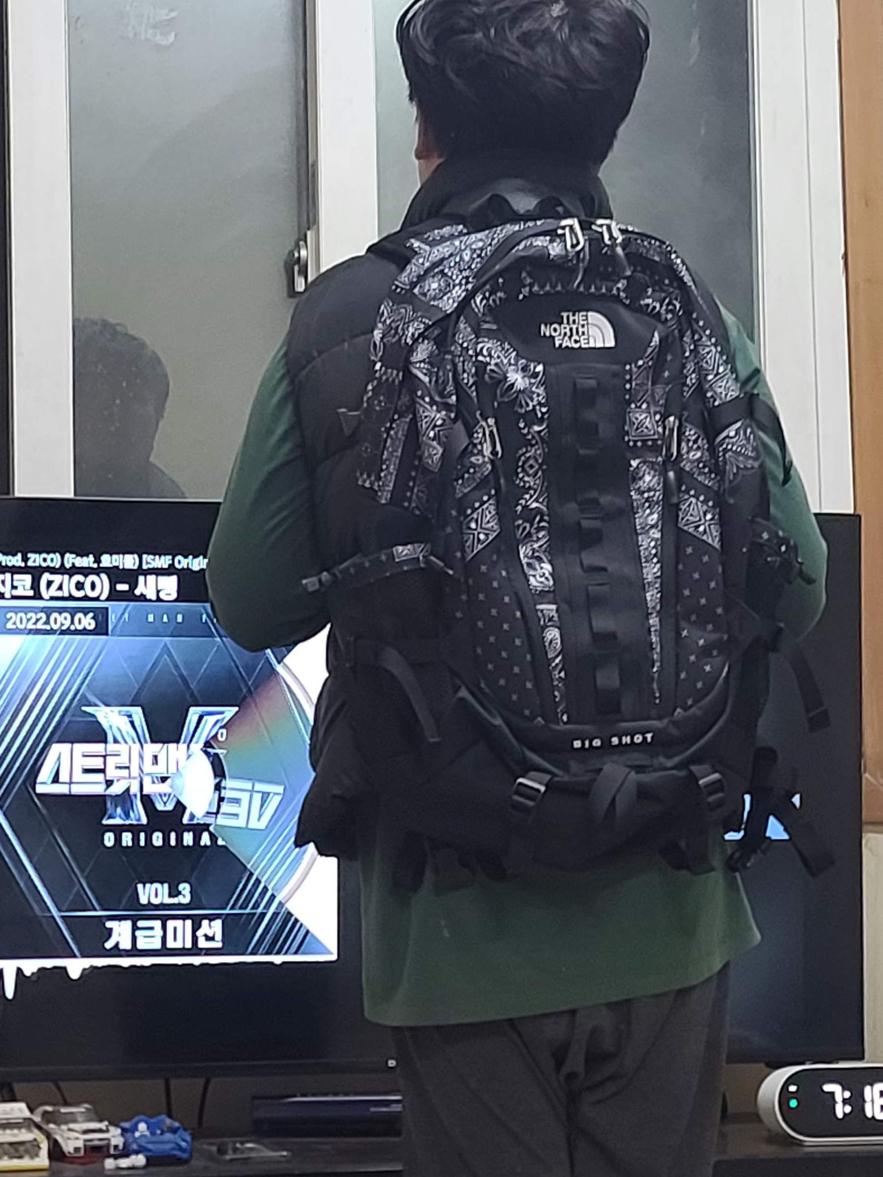 The North Face Big Shot Jet Black 착용 스타일