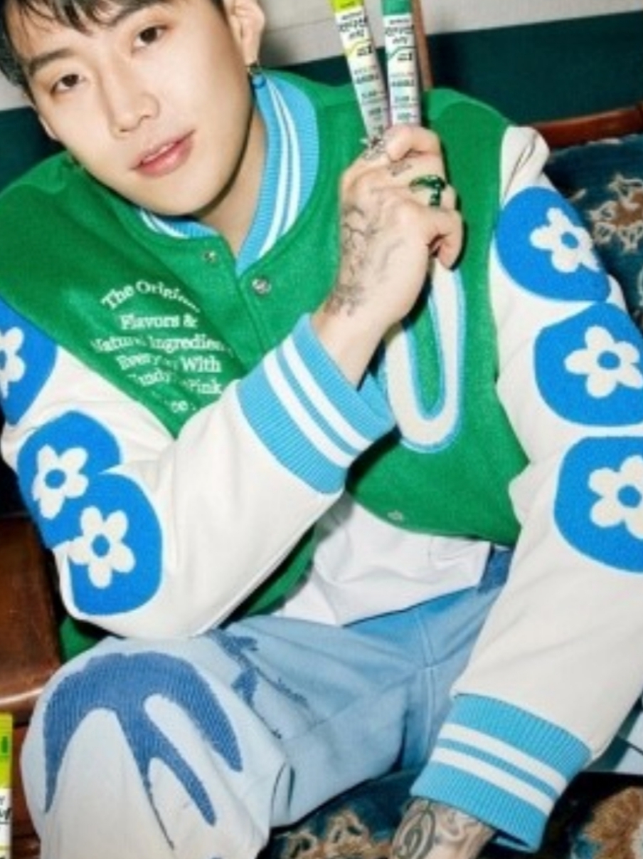 Vandy The Pink Lemonade Varsity Jacket 착용 스타일 - 2