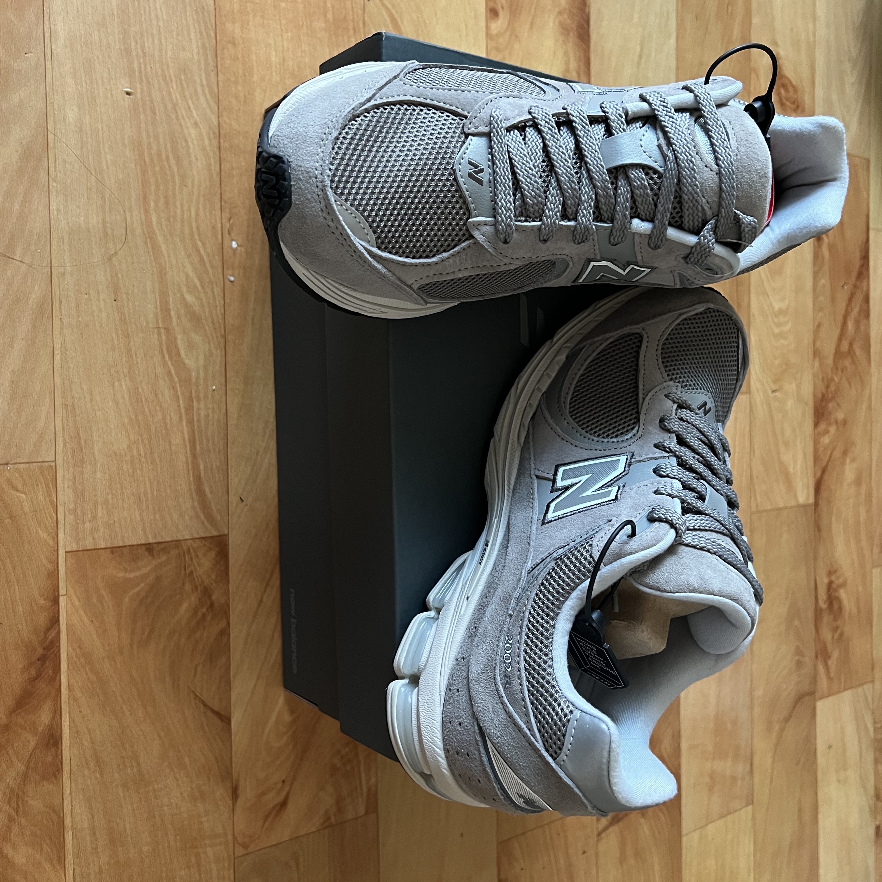 Jordan 1 High 85 College Navy, New Balance 2002R Grey 착용 스타일 - 2