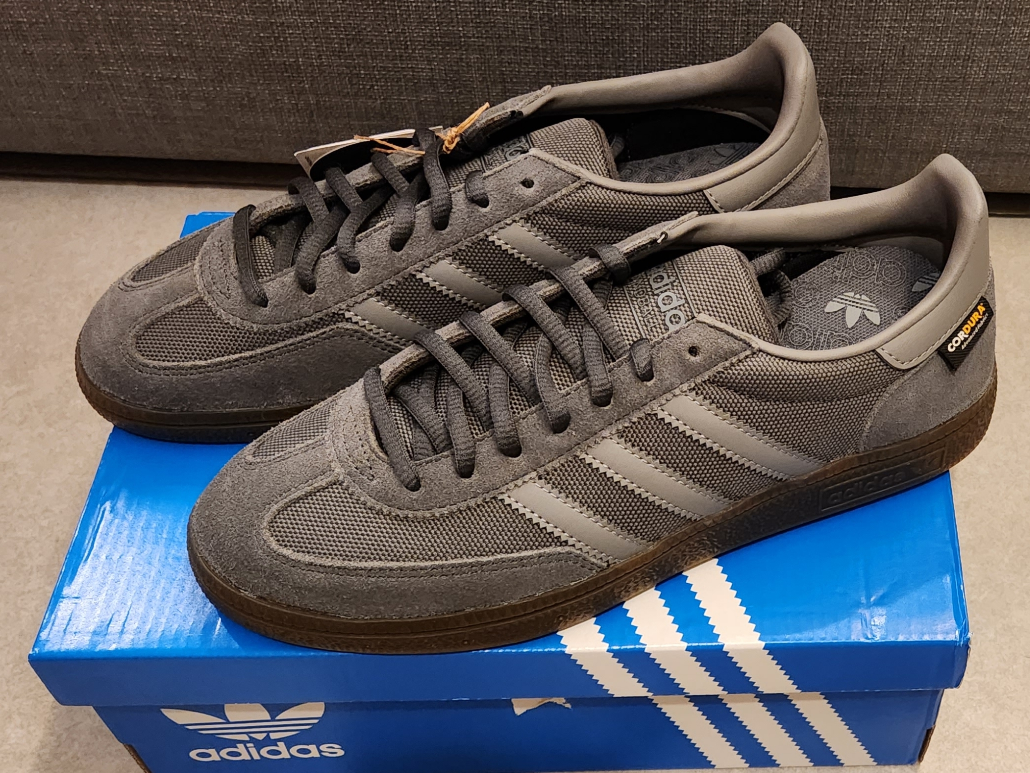 Adidas Spezial Handball Grey Gum 착용 스타일