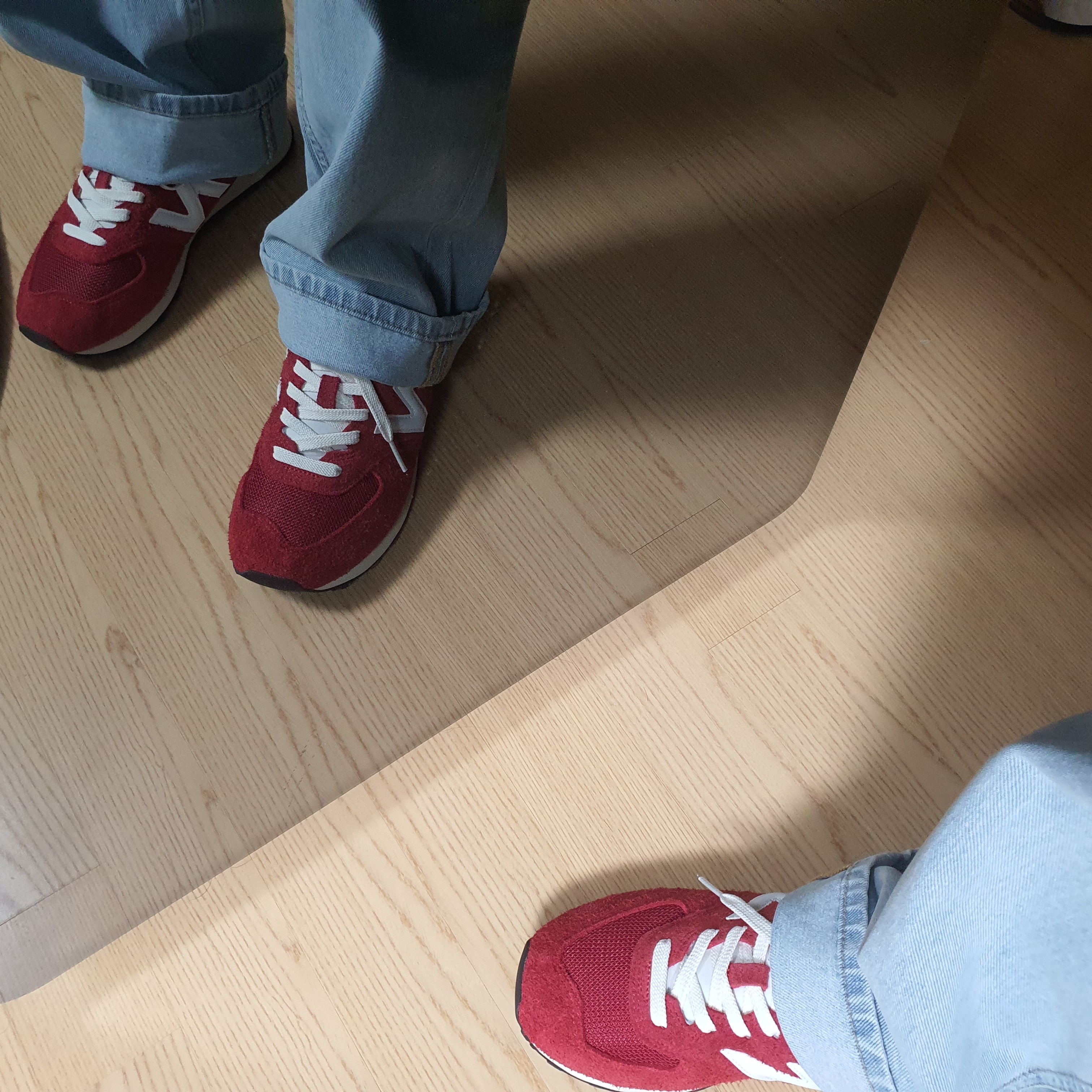 New Balance 574 Heritage Red 착용 스타일 - 2