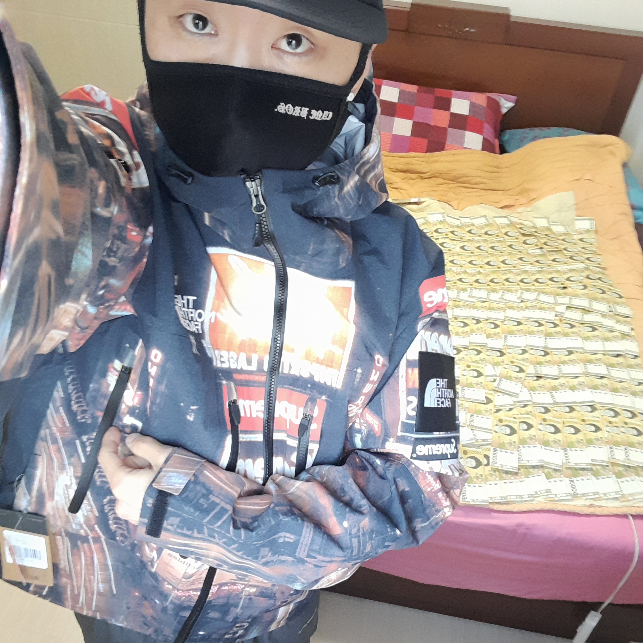 Supreme x The North Face Taped Seam Shell Jacket Times Square - 22FW 착용 스타일 - 3