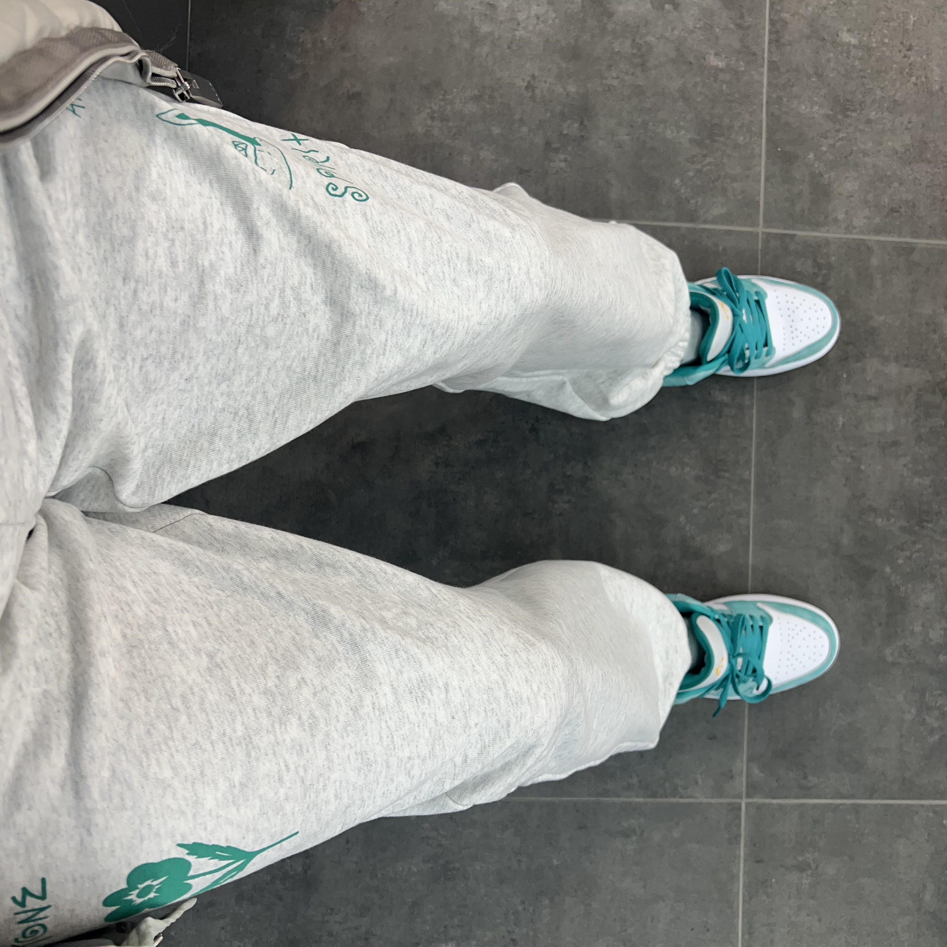 Jordan 1 Low SE New Emerald 착용 스타일 - 2
