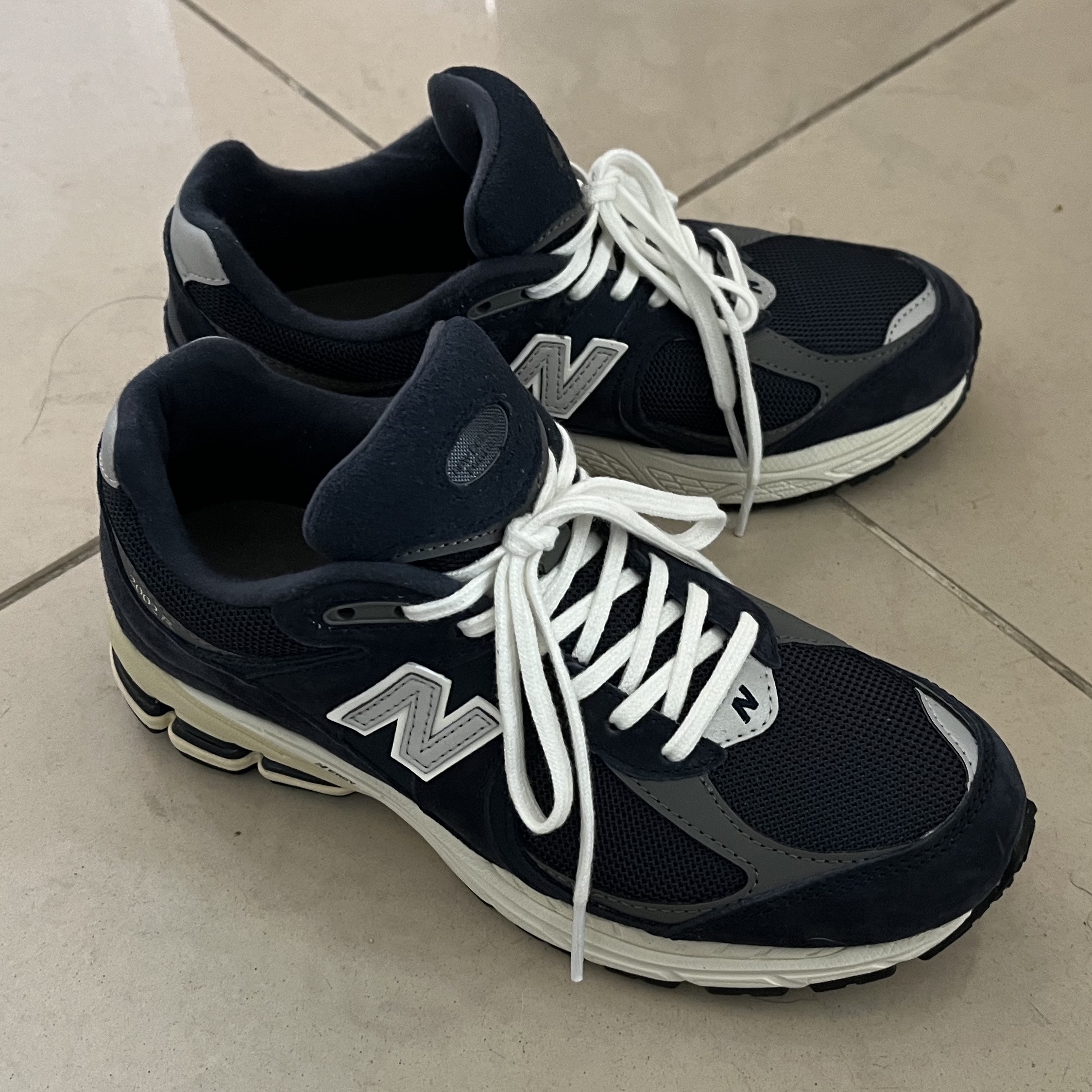 New Balance 2002R Eclipse Castlerock 착용 스타일 - 2