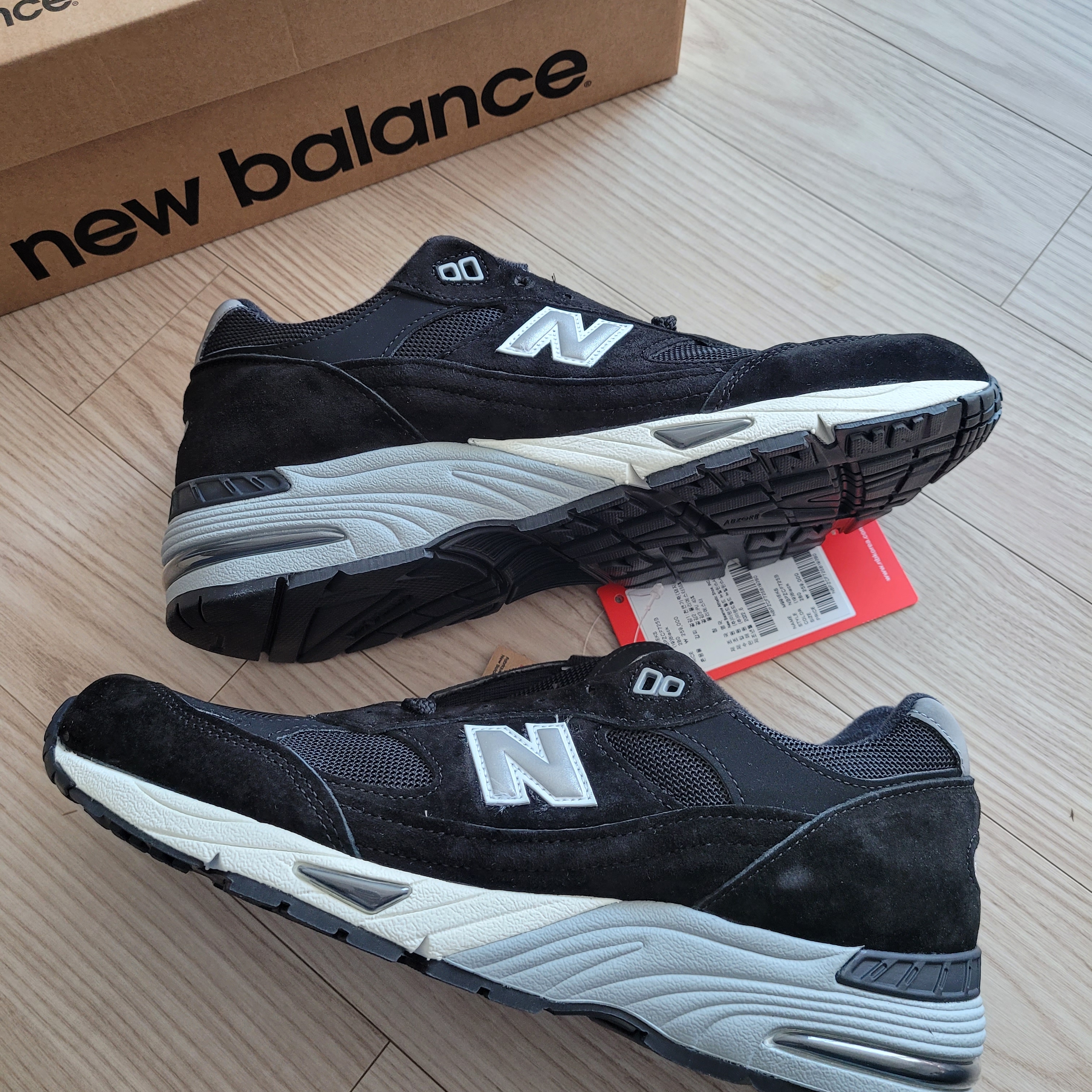New Balance 991 Made in UK Black Silver 착용 스타일 - 1
