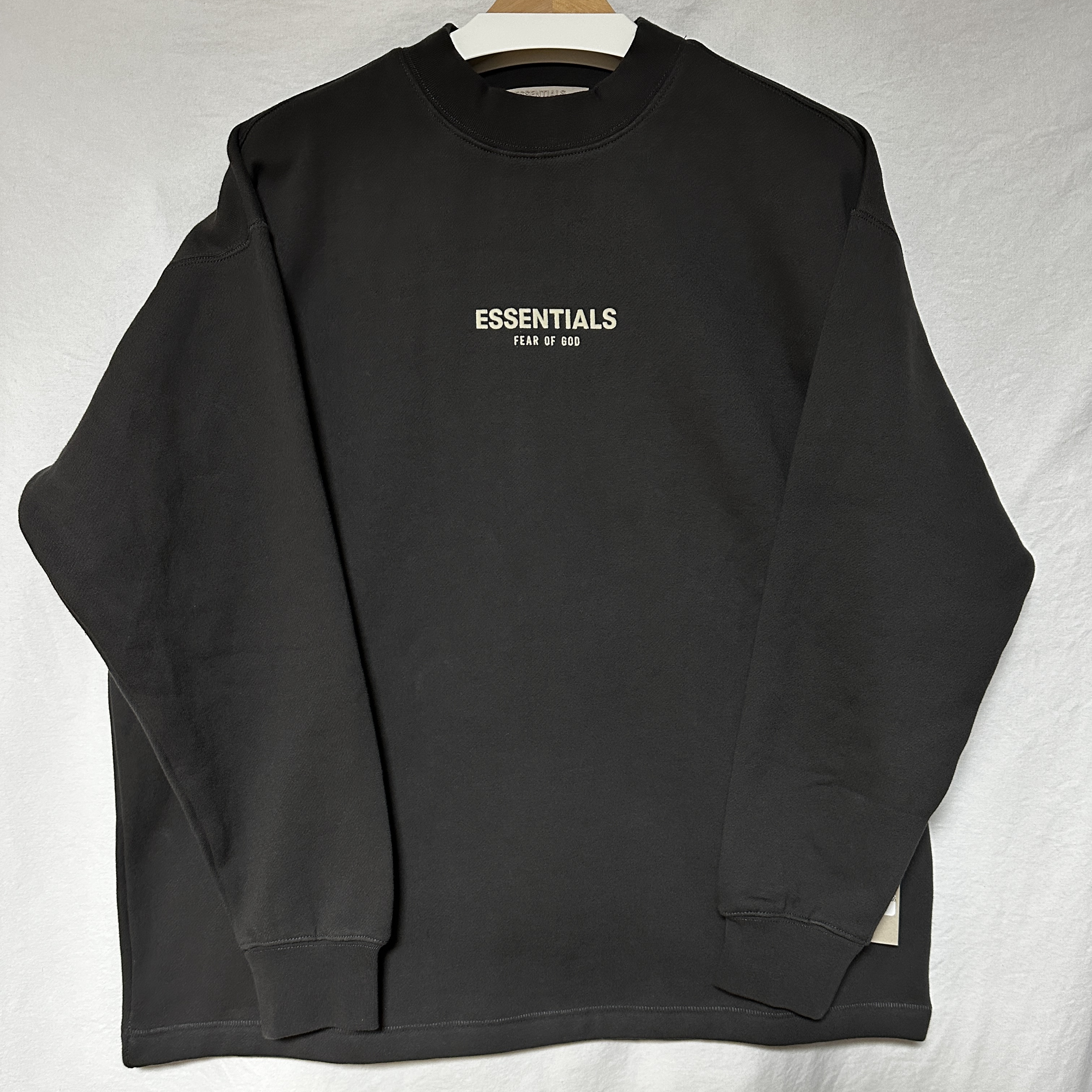 Essentials Relaxed Crewneck Sweatshirt Iron - 22SS, Essentials Relaxed Crewneck Sweatshirt Desert Taupe - 22SS 착용 스타일 - 1