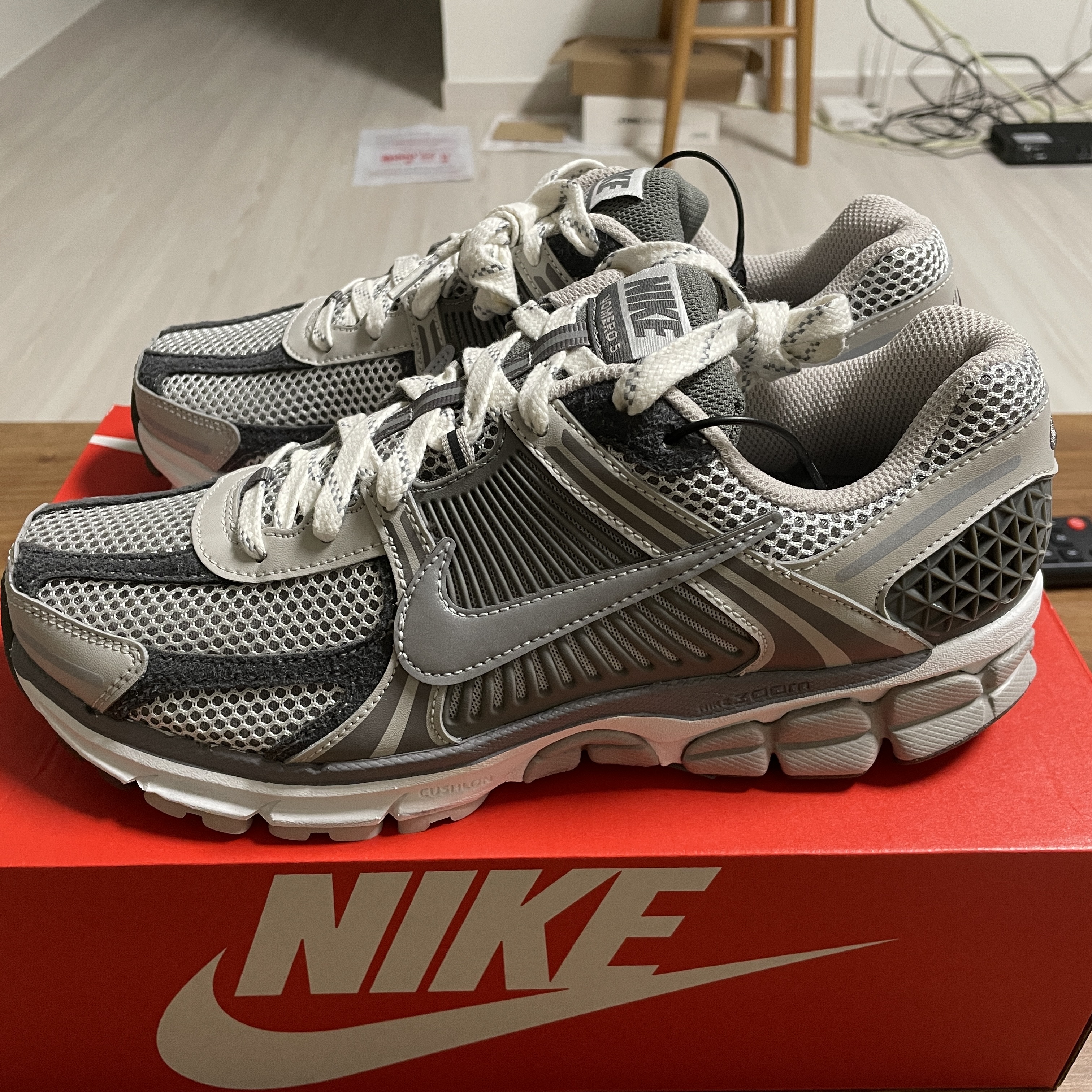 Nike Zoom Vomero 5 PRM Light Iron Ore and Flat Fewter 착용 스타일 - 2