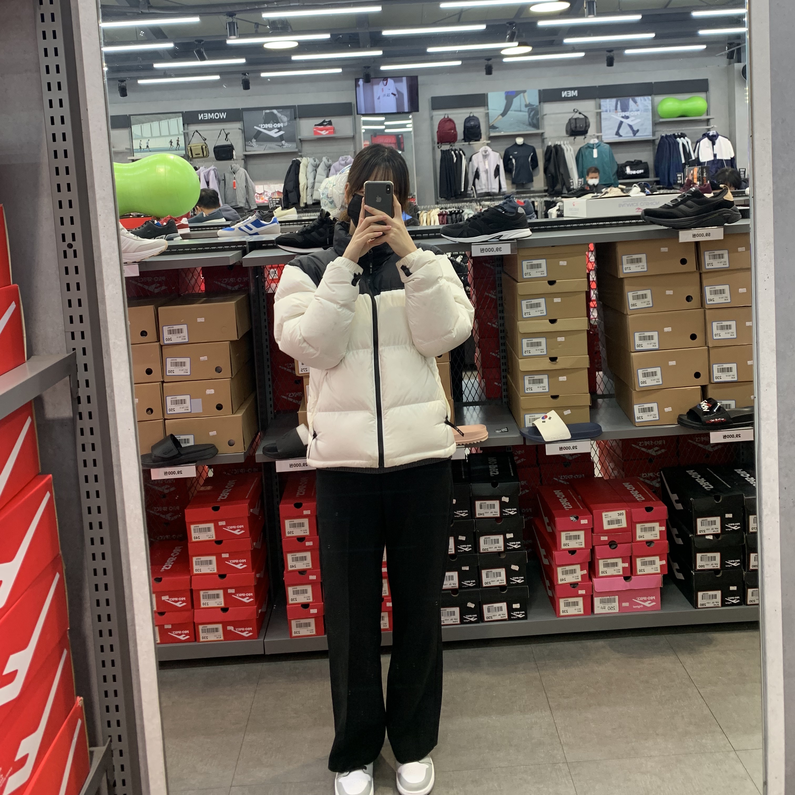Jordan 1 Mid Light Smoke Grey, The North Face 1996 Eco Nuptse Jacket White 착용 스타일