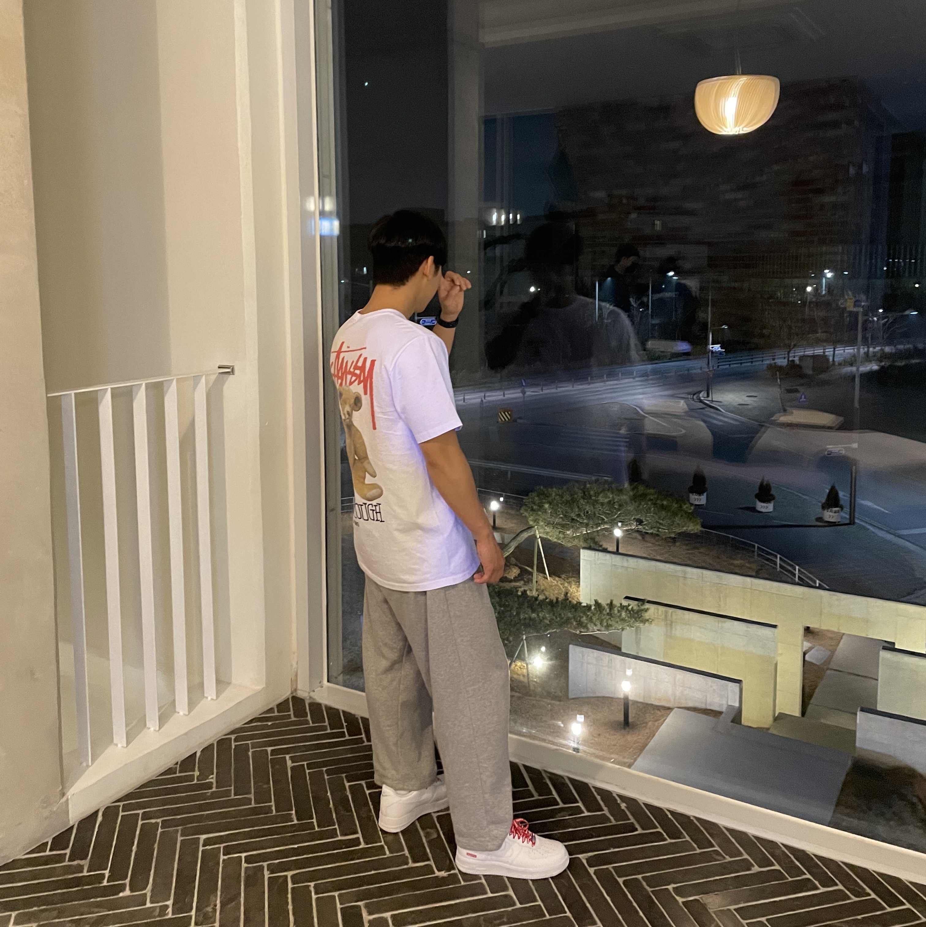 Stussy Built Tough T-Shirt White, Nike x Supreme Air Force 1 Low White 착용 스타일