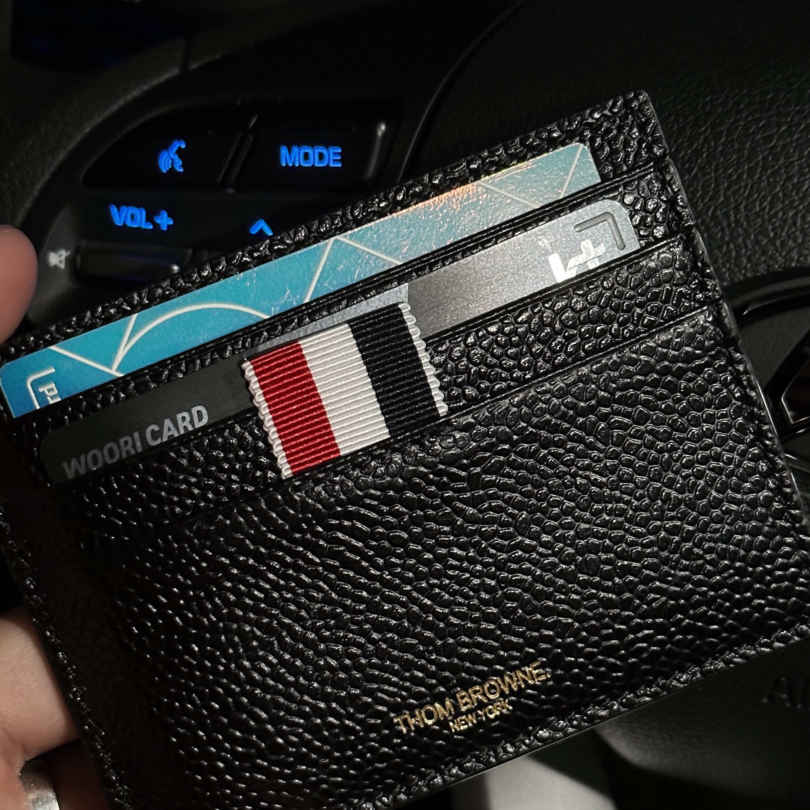 Thom Browne Pebble Grain Leather Stripe Note Compartment Card Holder Black 착용 스타일
