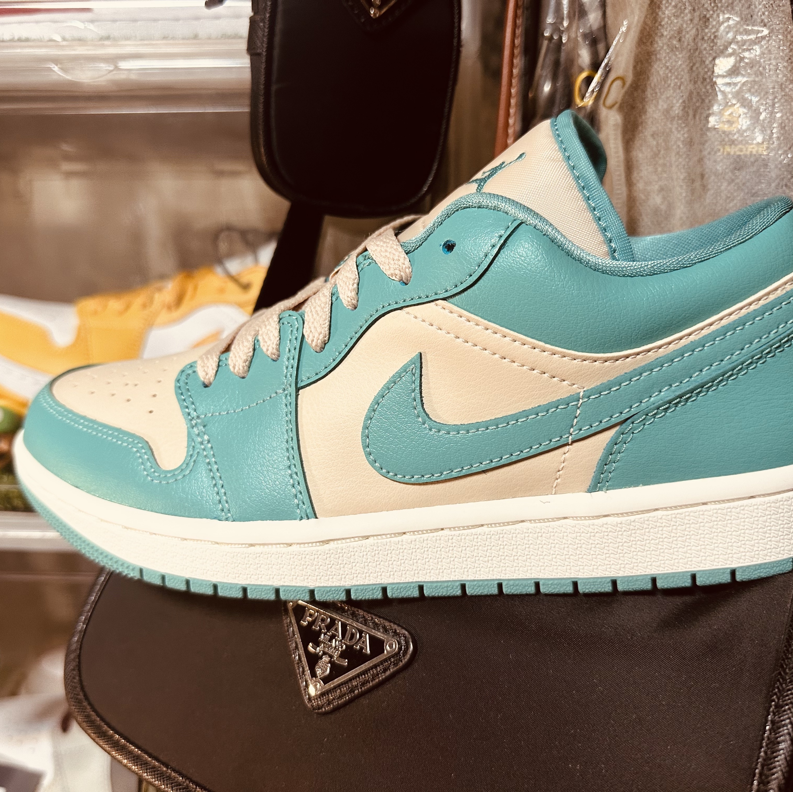 (W) Jordan 1 Low Sanddrift Washed Teal, Prada Re-Nylon and Saffiano Leather Shoulder Bag Black 착용 스타일 - 3