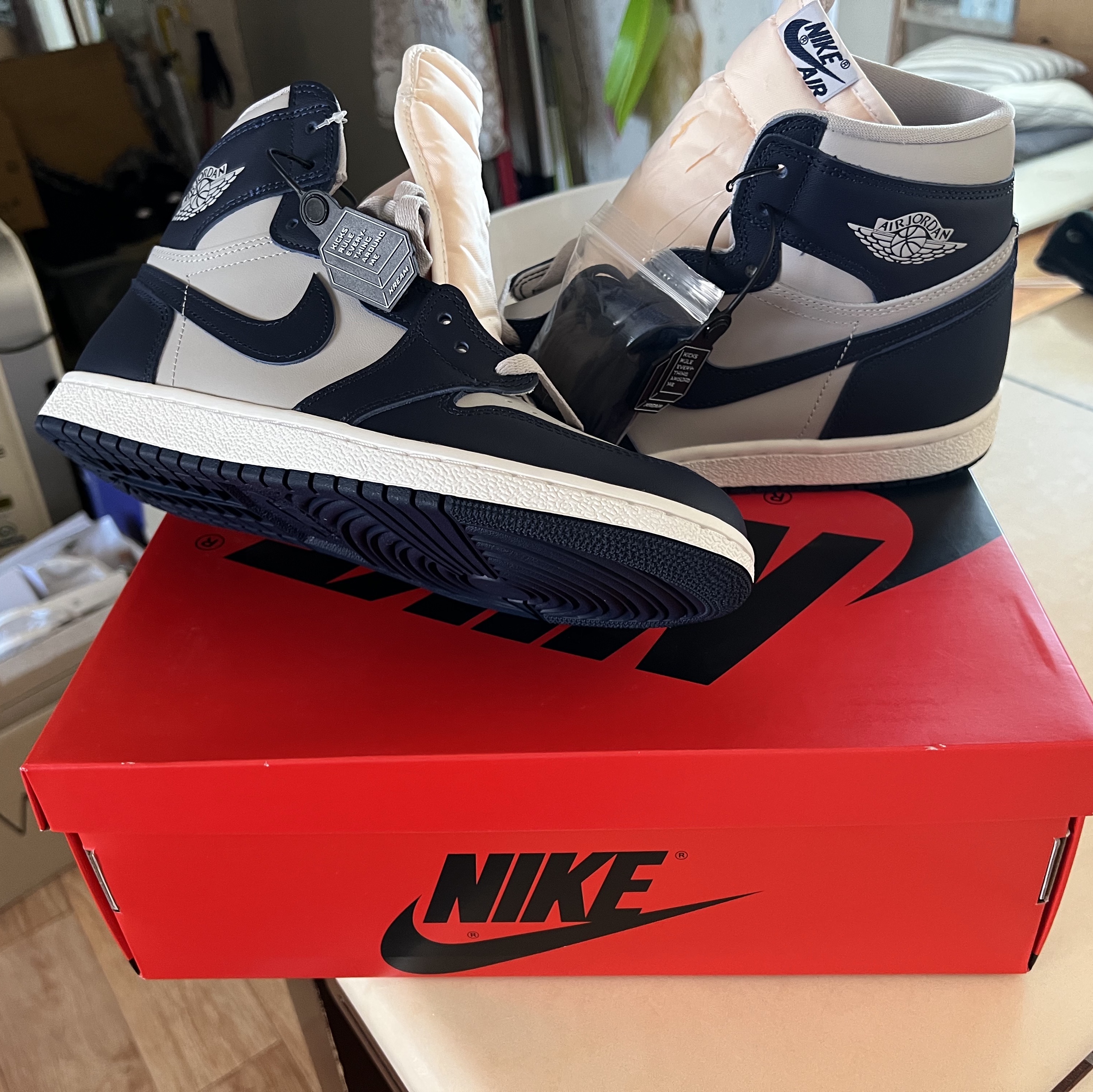 Jordan 1 High 85 College Navy, New Balance 2002R Grey 착용 스타일 - 1
