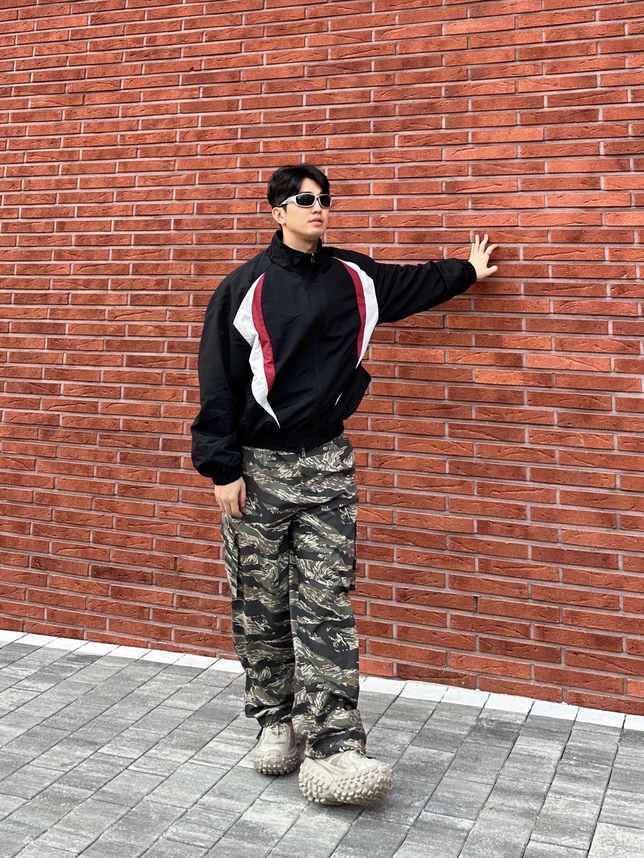 Balenciaga Defender Sneakers Beige 착용 스타일 - 1