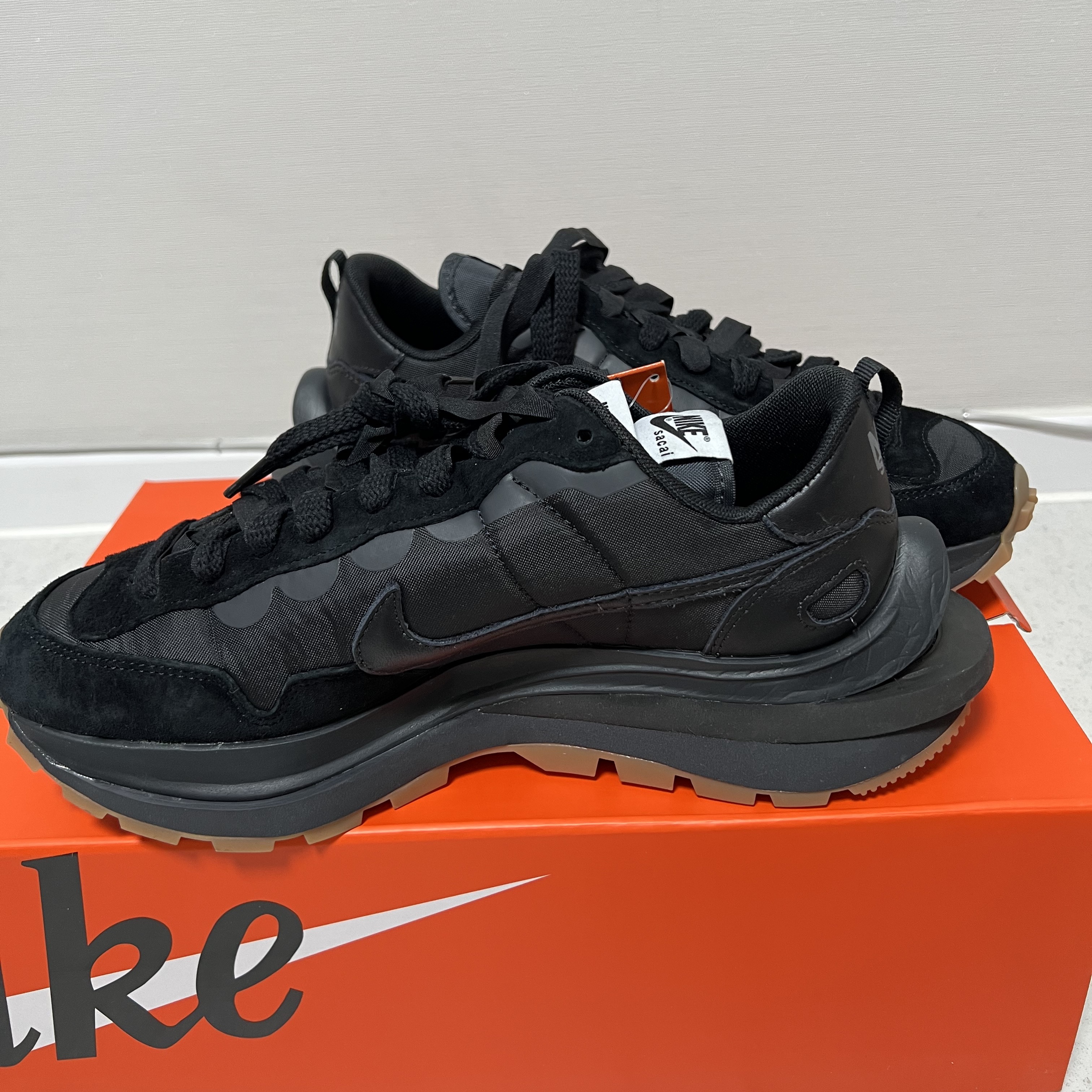 Nike x Sacai VaporWaffle Black and Gum 착용 스타일 - 3