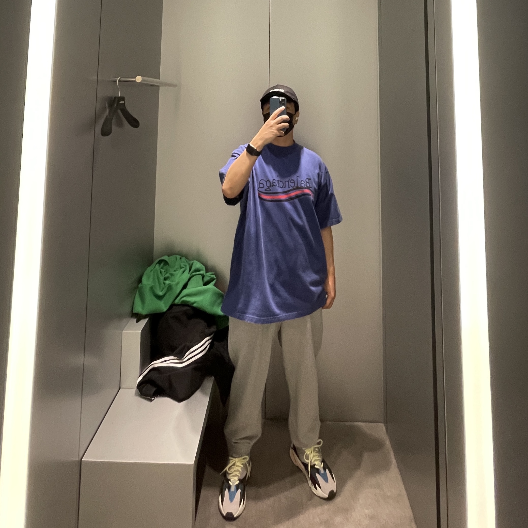 Adidas Yeezy Boost 700 Wave Runner Solid Grey 2021/2022 착용 스타일 - 2