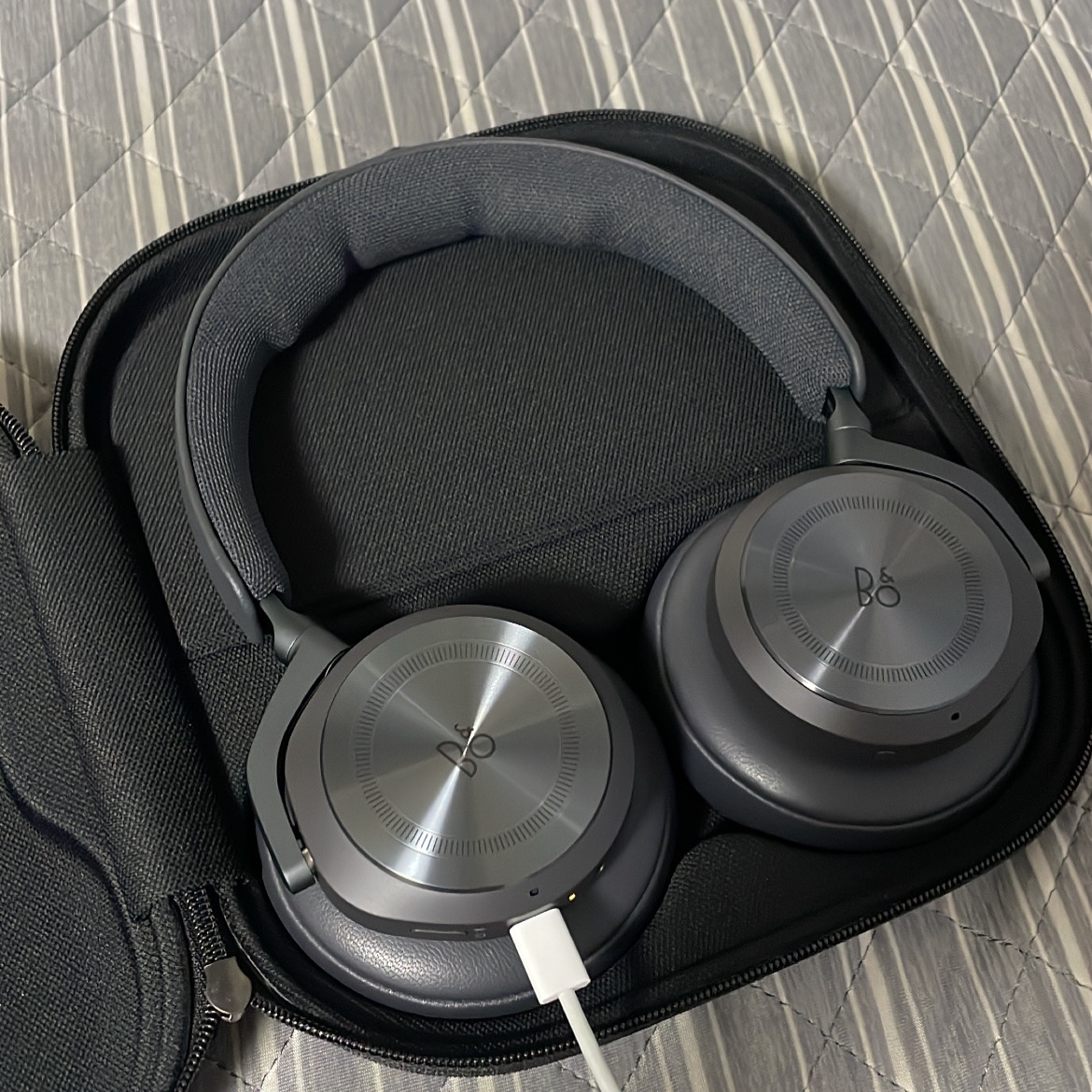 Bang & Olufsen Beoplay HX Black Anthracite (Korean Ver.) 착용 스타일 - 3
