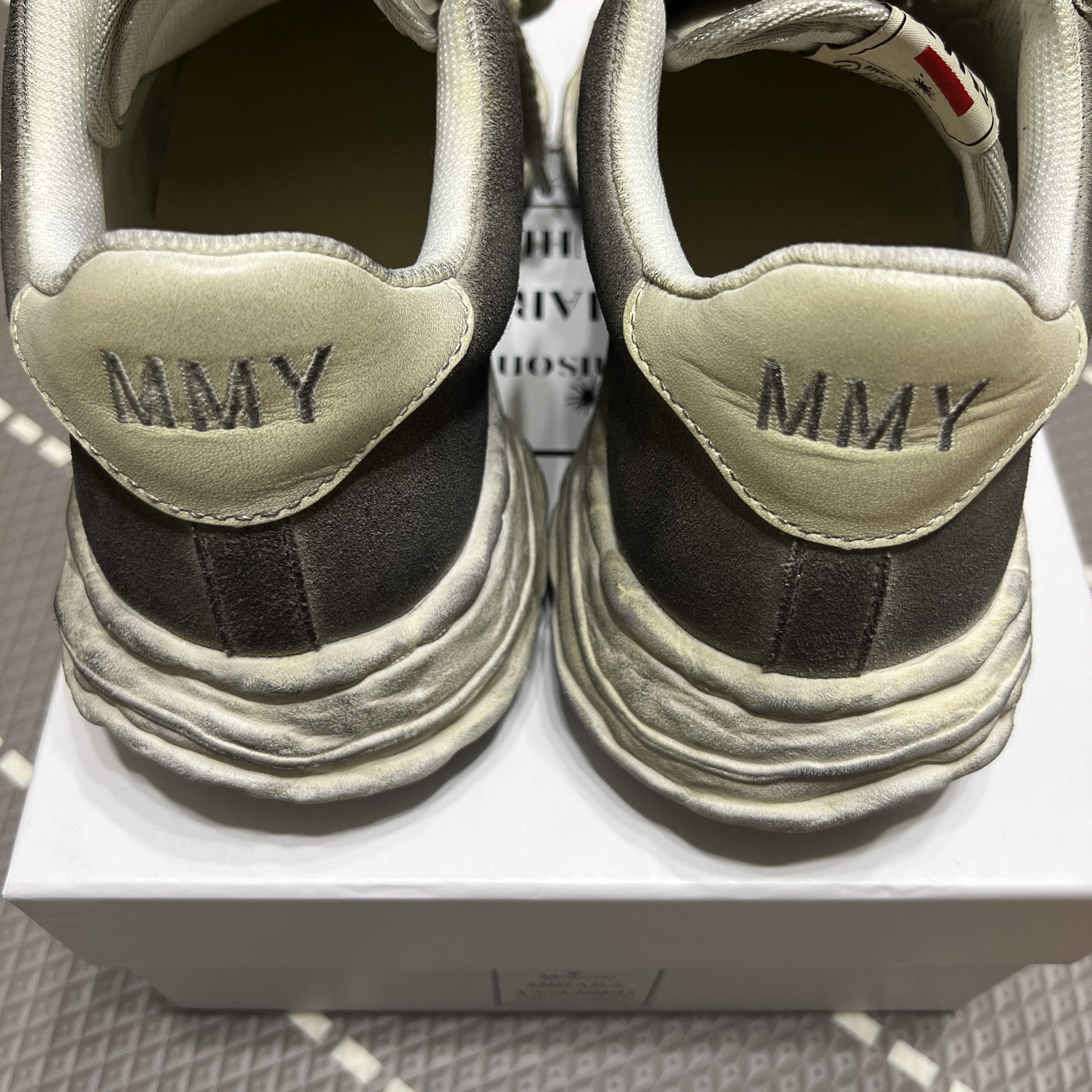 Maison Mihara Yasuhiro Wayne OG Sole Distressed Leather Low-top Sneaker White 착용 스타일 - 3