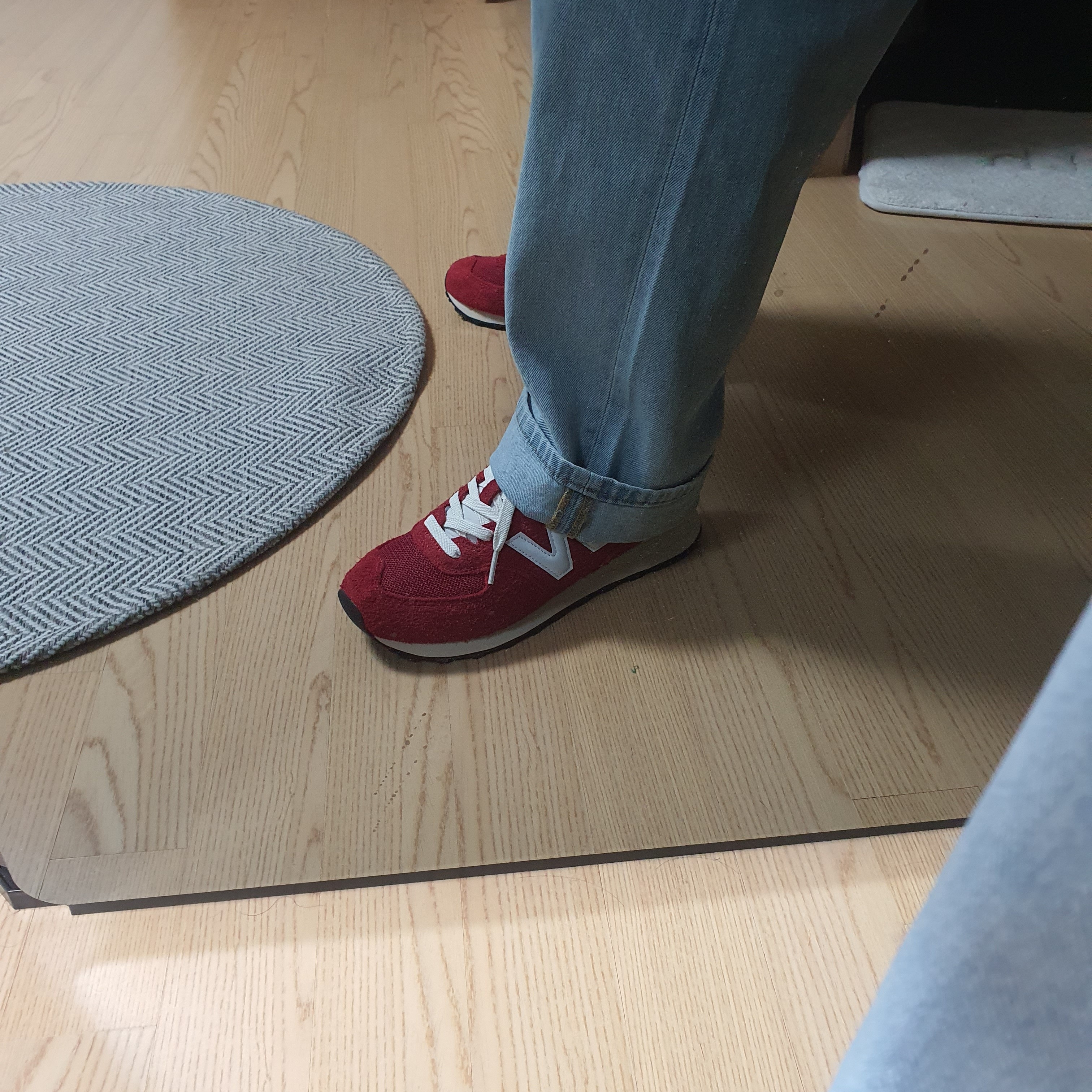 New Balance 574 Heritage Red 착용 스타일 - 1