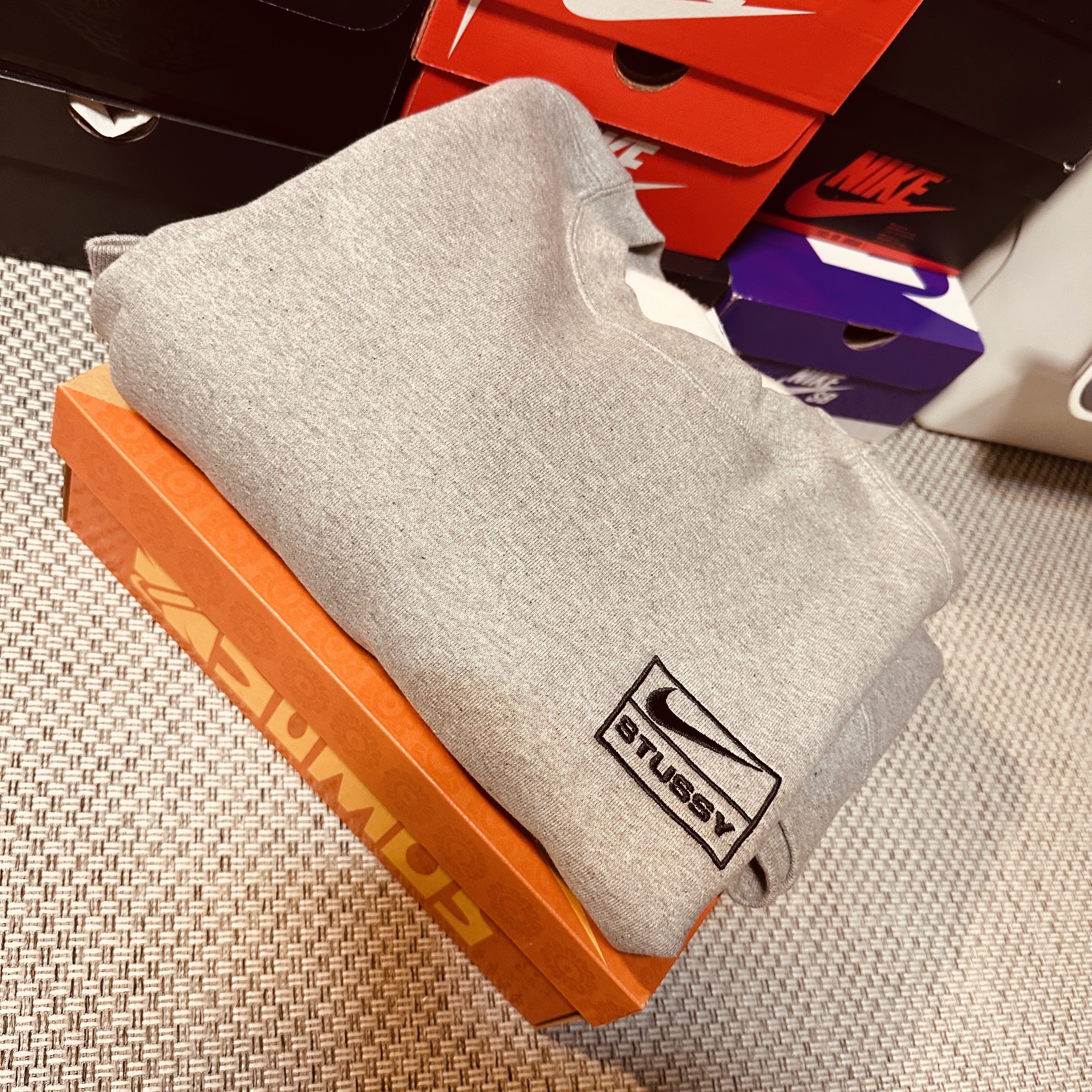 Nike x Stussy NRG Fleece Crewneck Dark Grey Heather (DO9337-063) 착용 스타일 - 3