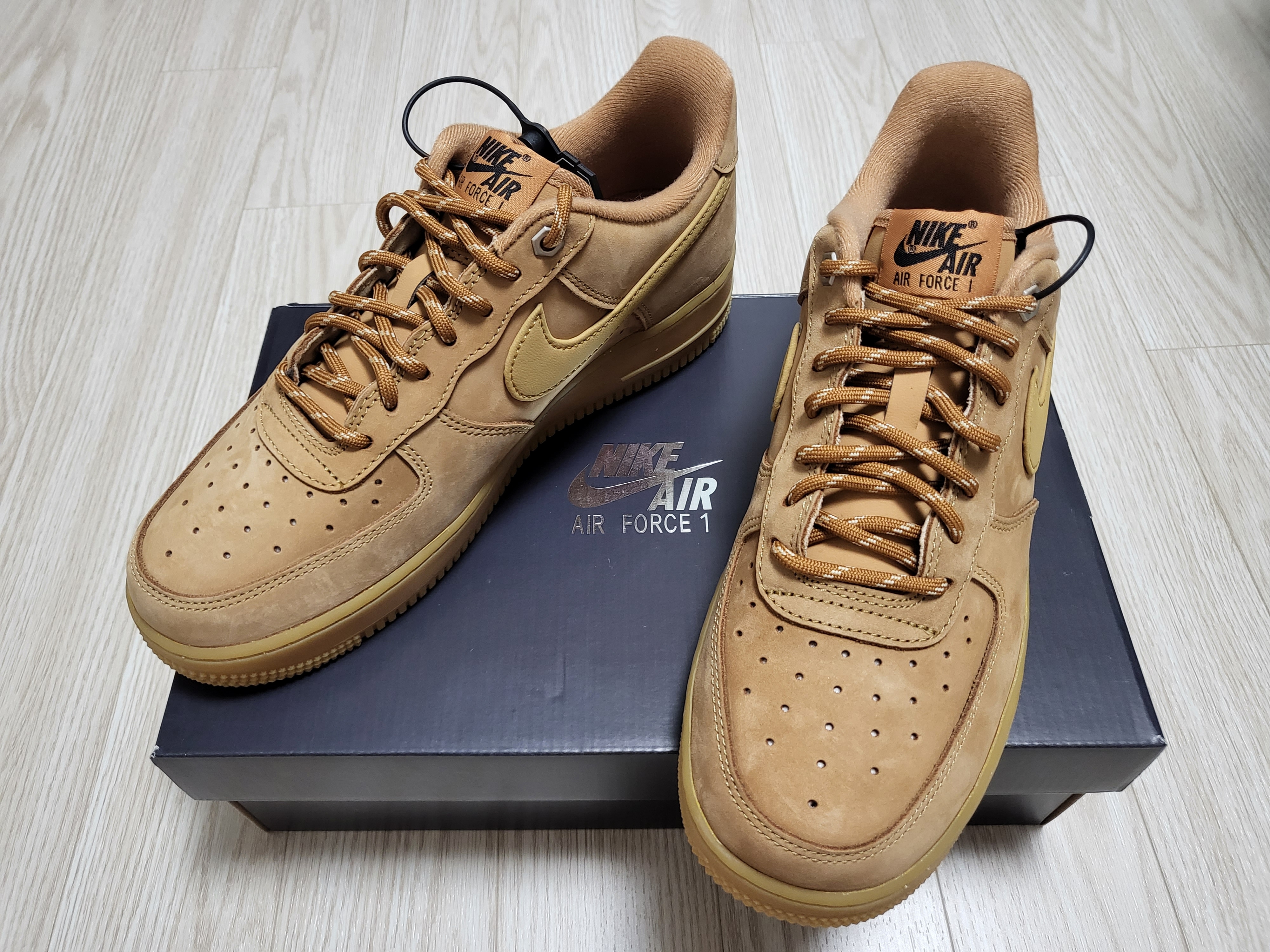 Nike Air Force 1 '07 WB Flax 착용 스타일