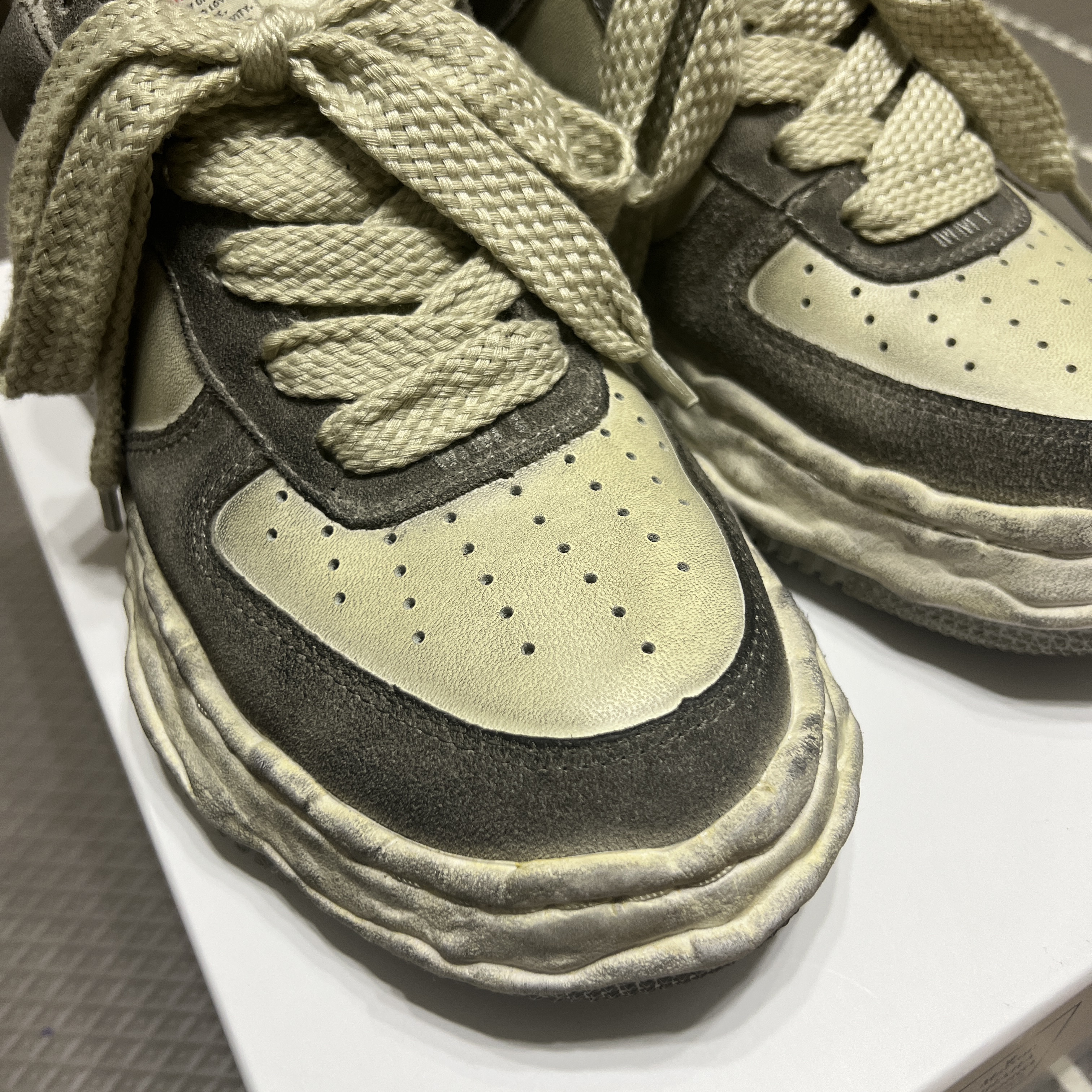 Maison Mihara Yasuhiro Wayne OG Sole Distressed Leather Low-top Sneaker White 착용 스타일 - 2