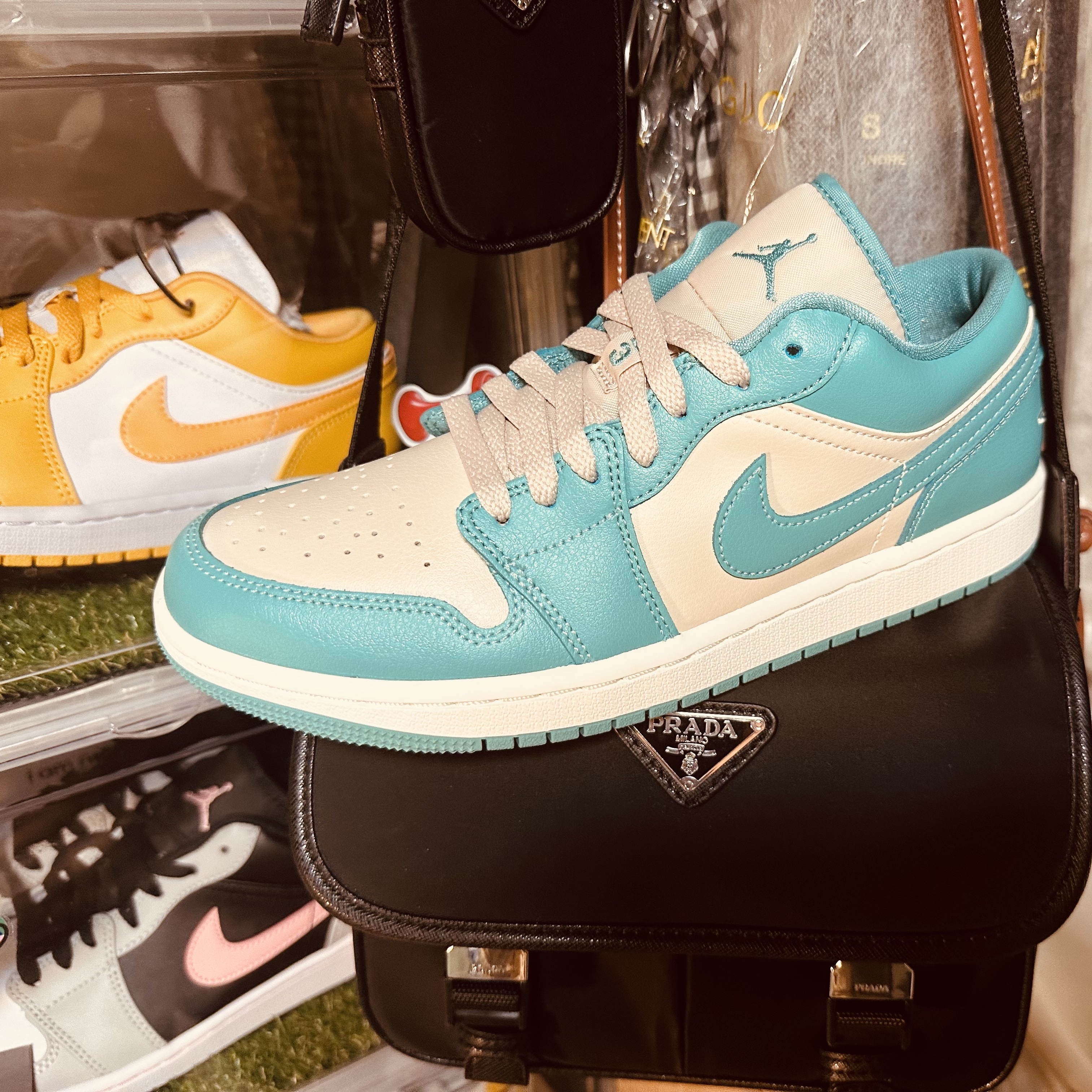 (W) Jordan 1 Low Sanddrift Washed Teal, Prada Re-Nylon and Saffiano Leather Shoulder Bag Black 착용 스타일 - 1