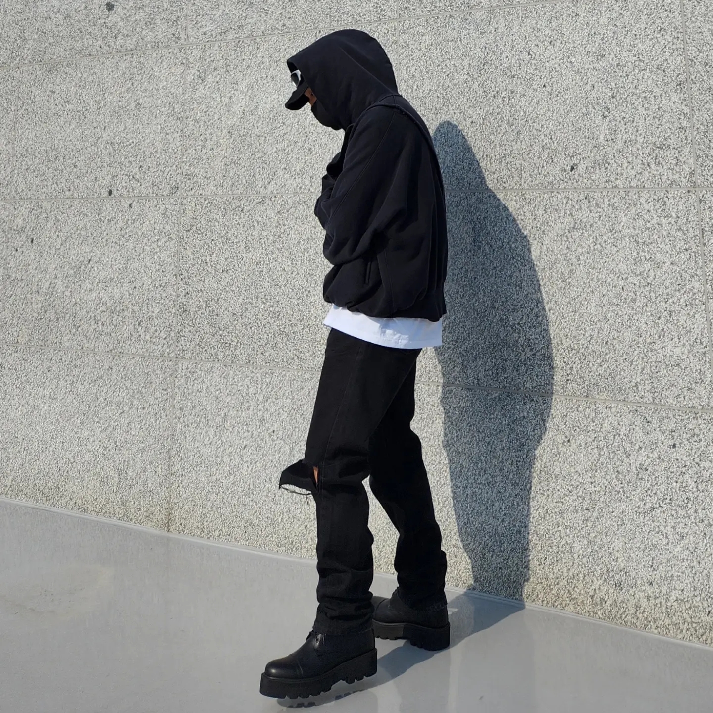 Nonnod x Shinsegae BAYC #8446 2-Piece Cropped Hoodie Washed Black, Stussy World Tour LS T-Shirt White 착용 스타일 - 3