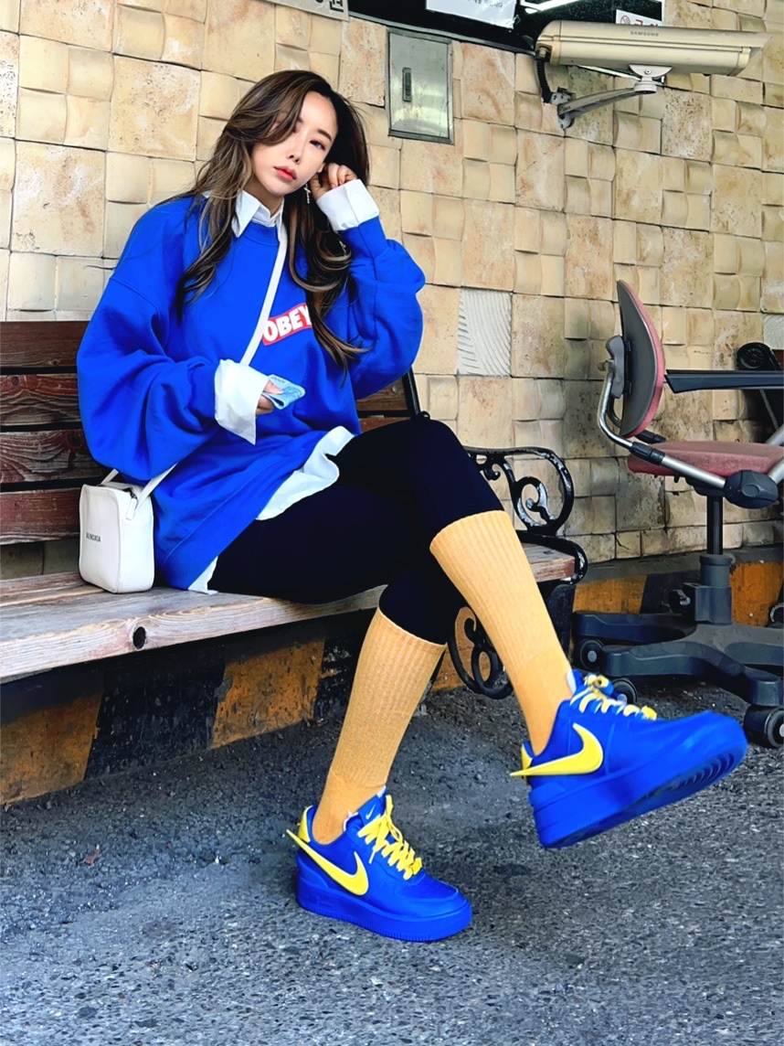 Nike x Ambush Air Force 1 Low SP Game Royal and Vivid Sulfur 착용 스타일 - 1