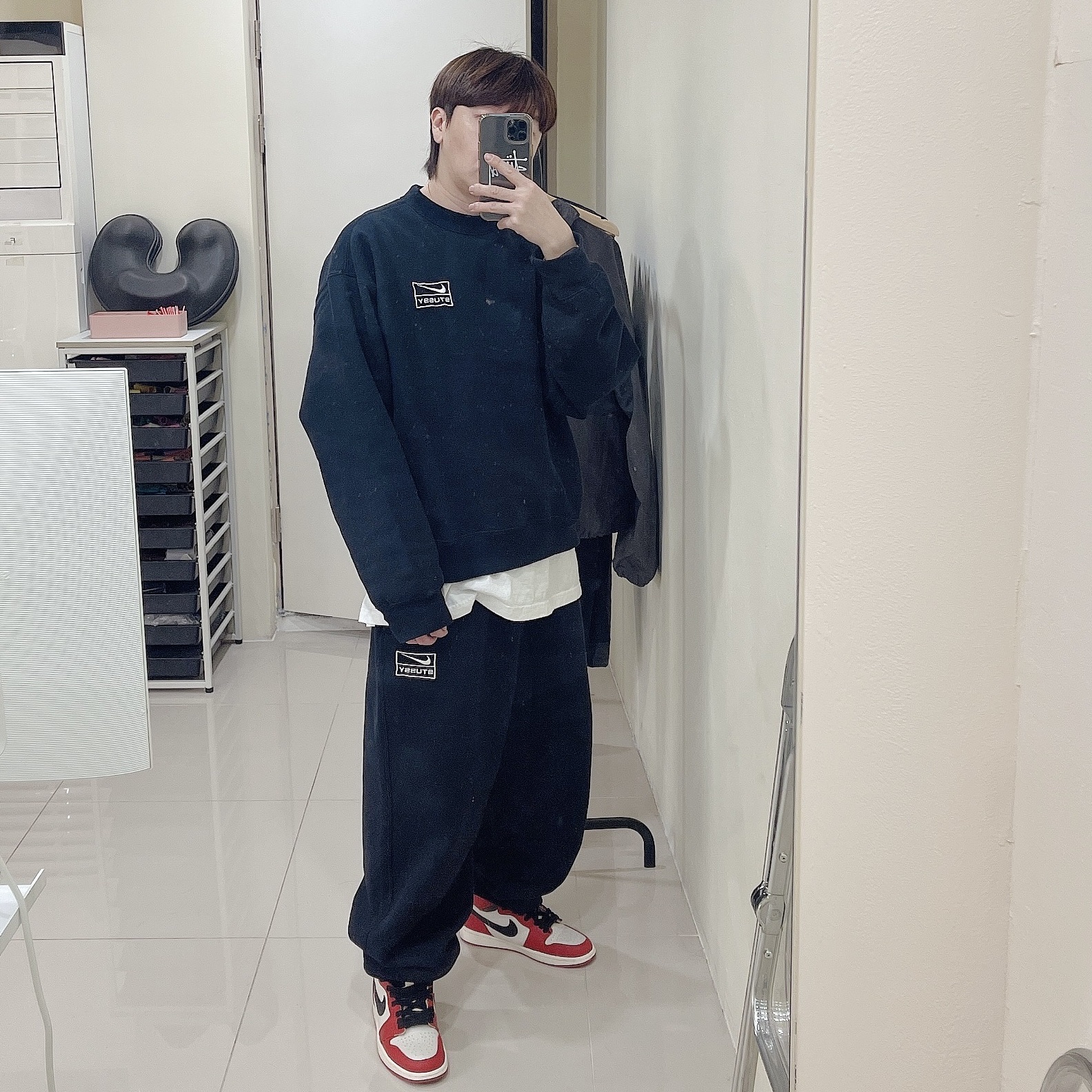 Nike x Stussy NRG Washed Fleece Crewneck Black (DO5310-010), Nike x Stussy NRG Washed Fleece Pants Black (DO5296-010) 착용 스타일