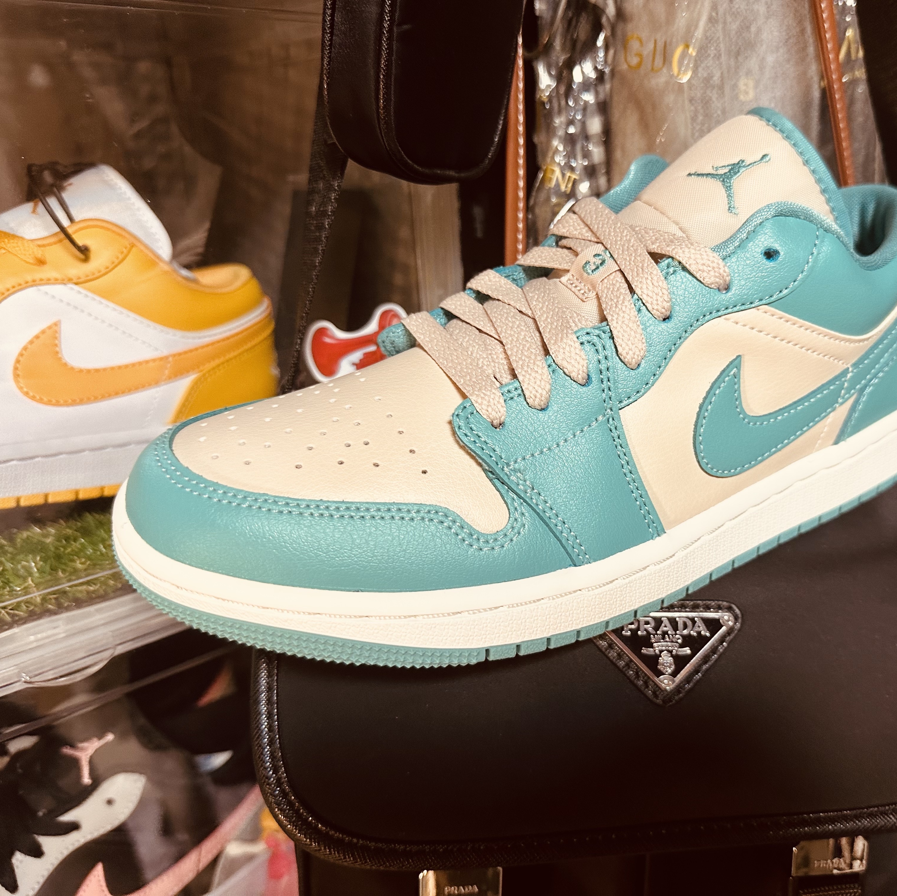 (W) Jordan 1 Low Sanddrift Washed Teal, Prada Re-Nylon and Saffiano Leather Shoulder Bag Black 착용 스타일 - 2