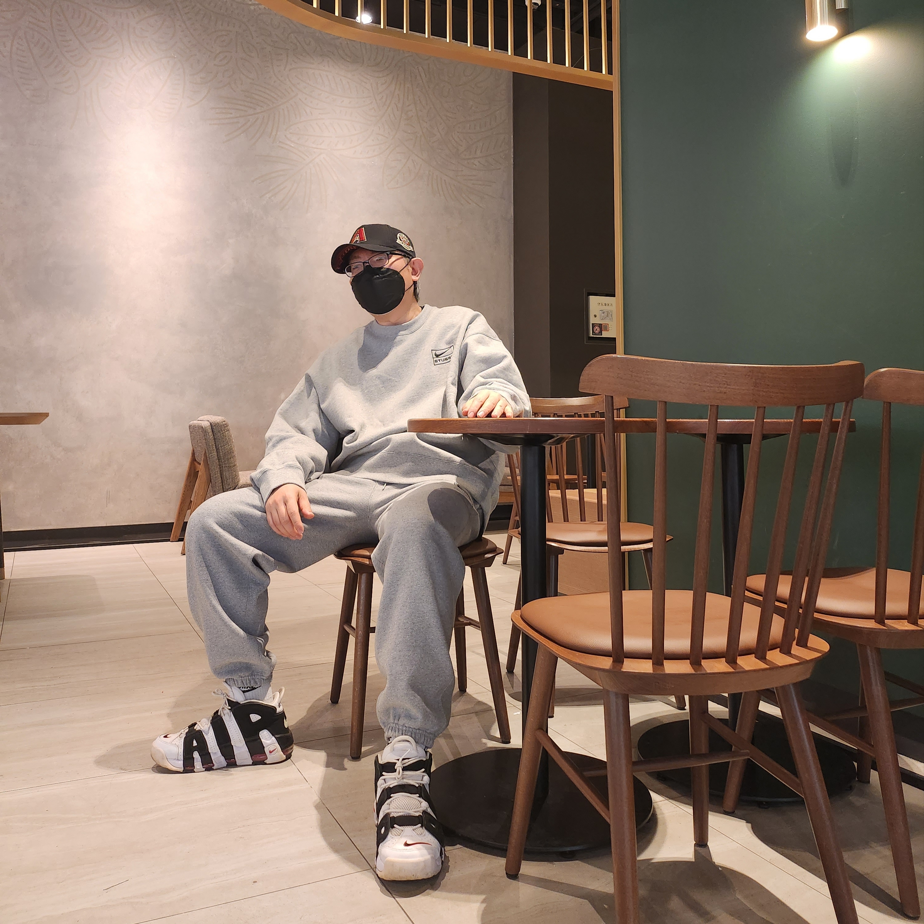 Nike x Stussy NRG Fleece Crewneck Dark Grey Heather (DO9337-063), Nike x Stussy NRG Fleece Pants Dark Grey Heather (DO9340-063) 착용 스타일