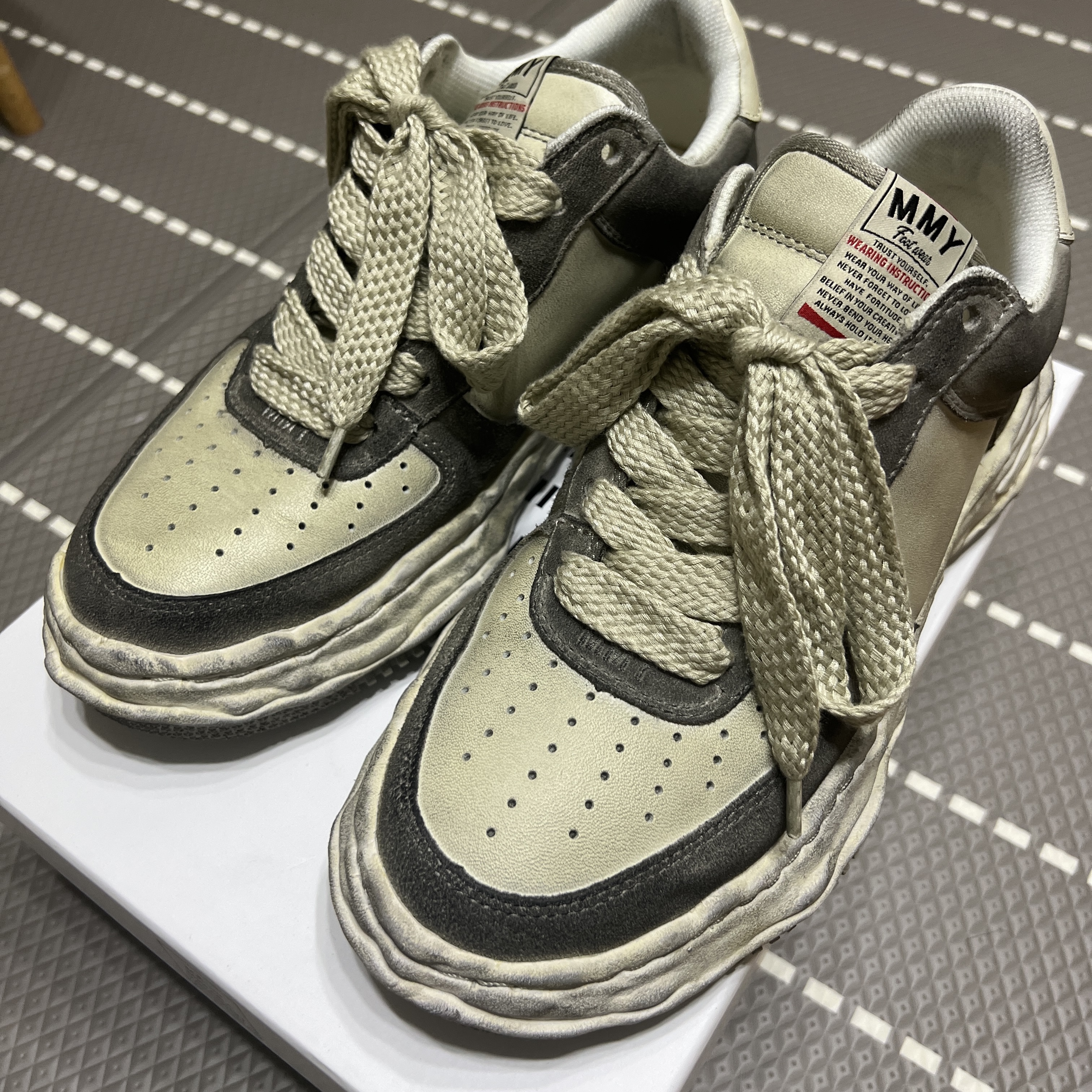 Maison Mihara Yasuhiro Wayne OG Sole Distressed Leather Low-top Sneaker White 착용 스타일 - 1